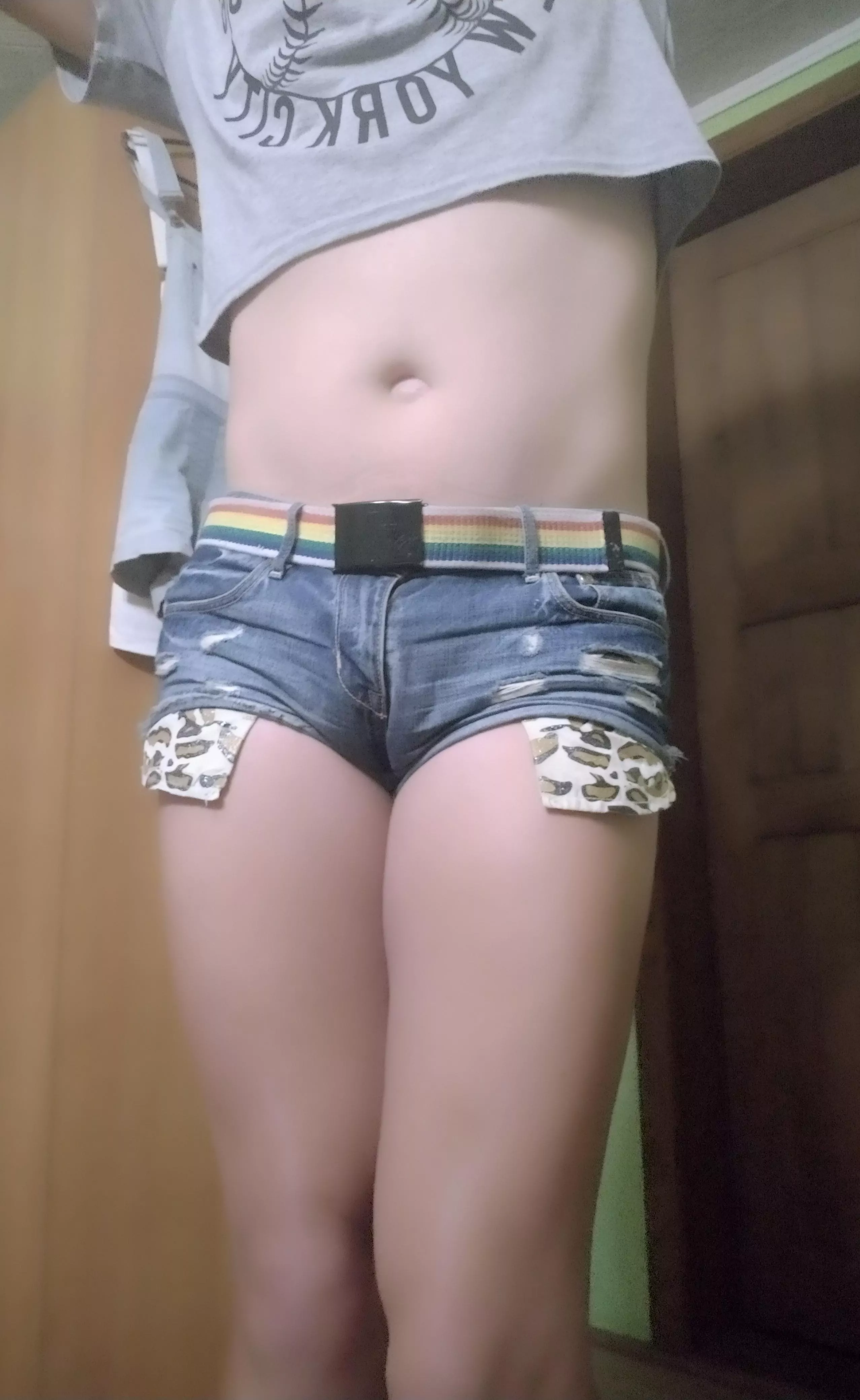 Crop tops and short shorts are preaty g*yðŸ˜‹â¤ï¸ðŸ§¡ðŸ’›ðŸ’šðŸ’™ðŸ’œ