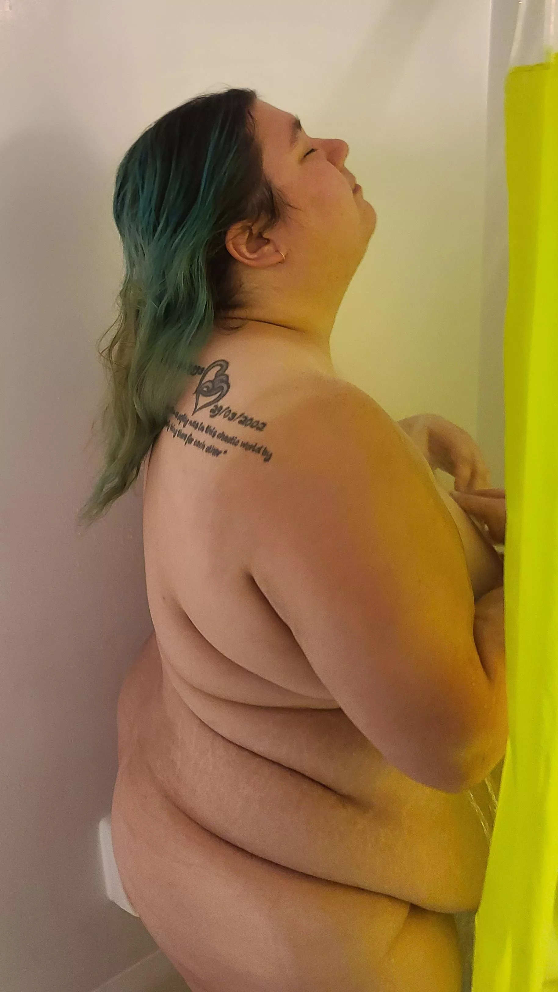 Cum get hot, wet and naked with me!