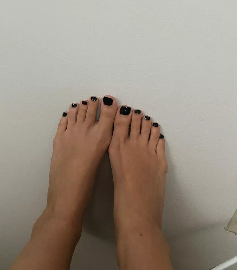 Cum see the body behind these feet😈