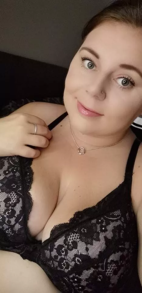 Curious to know how many of you would kick me out of bed... (F) (UK)