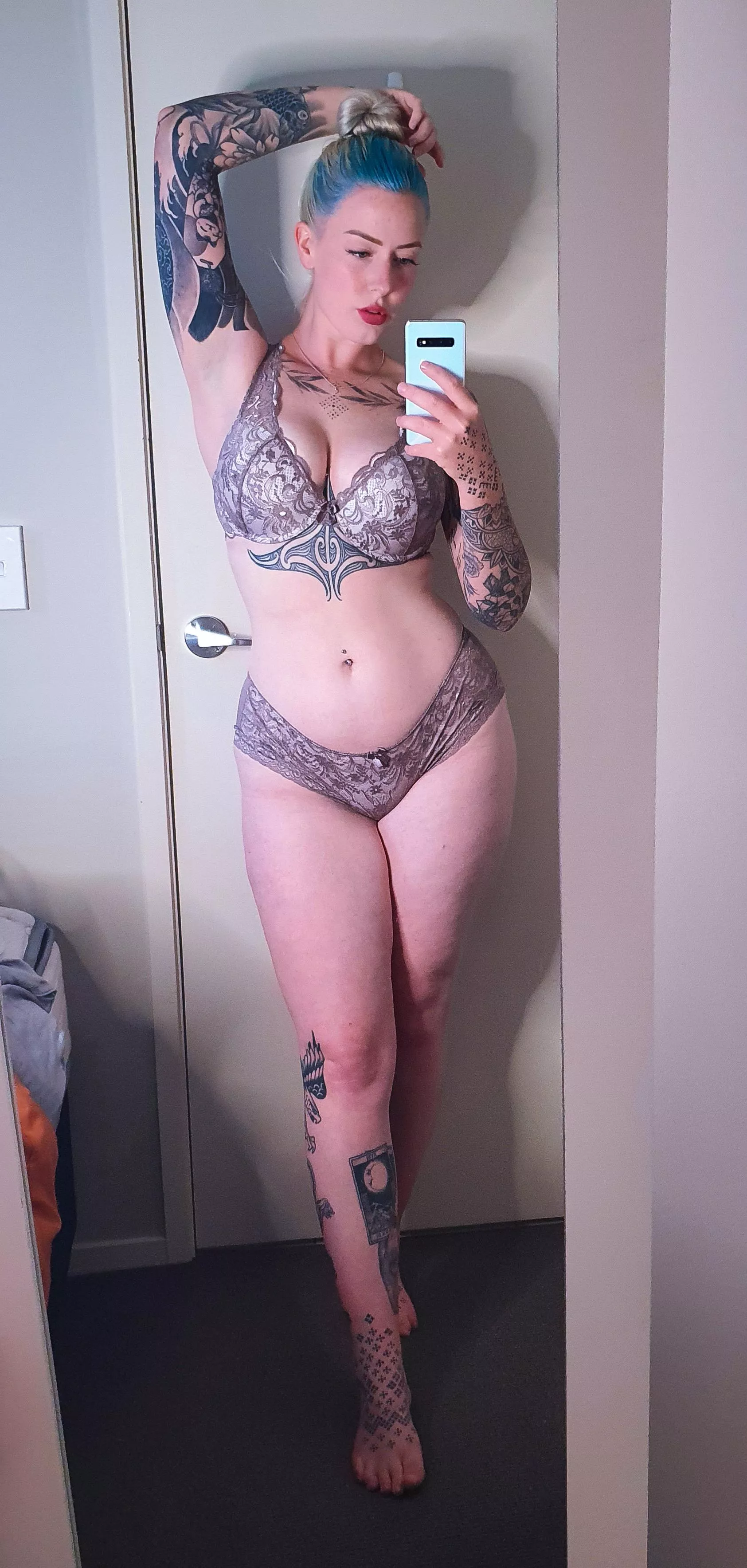 Curvy, pale and tattooed ðŸ˜‹