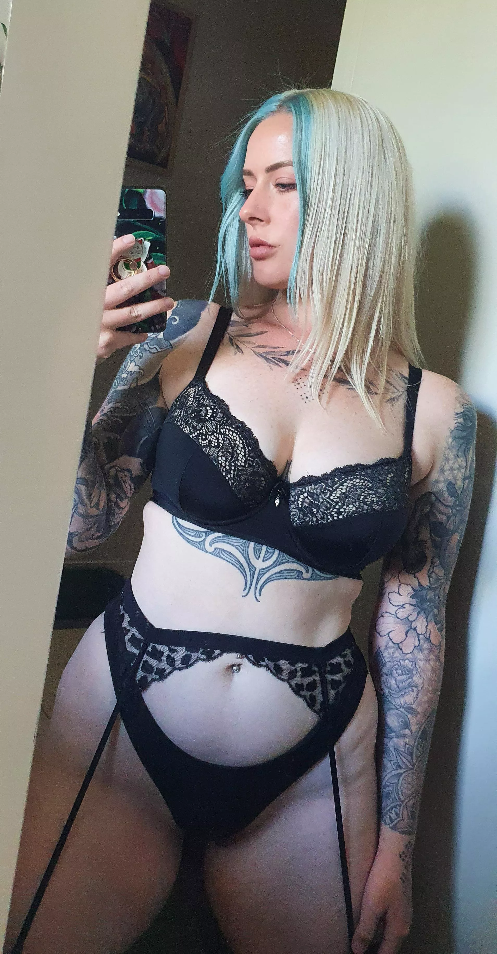 Curvy, pale and tattooed 😇.