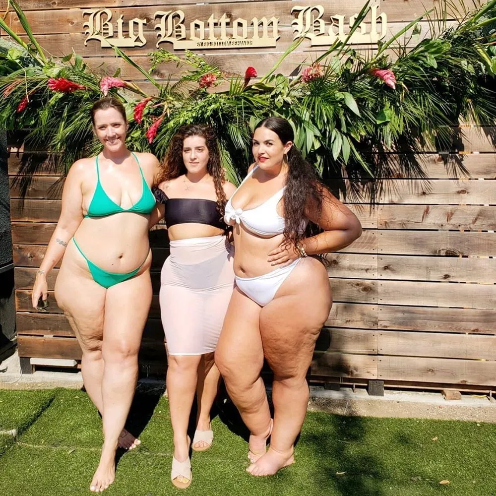 Curvy threesome in bikinis