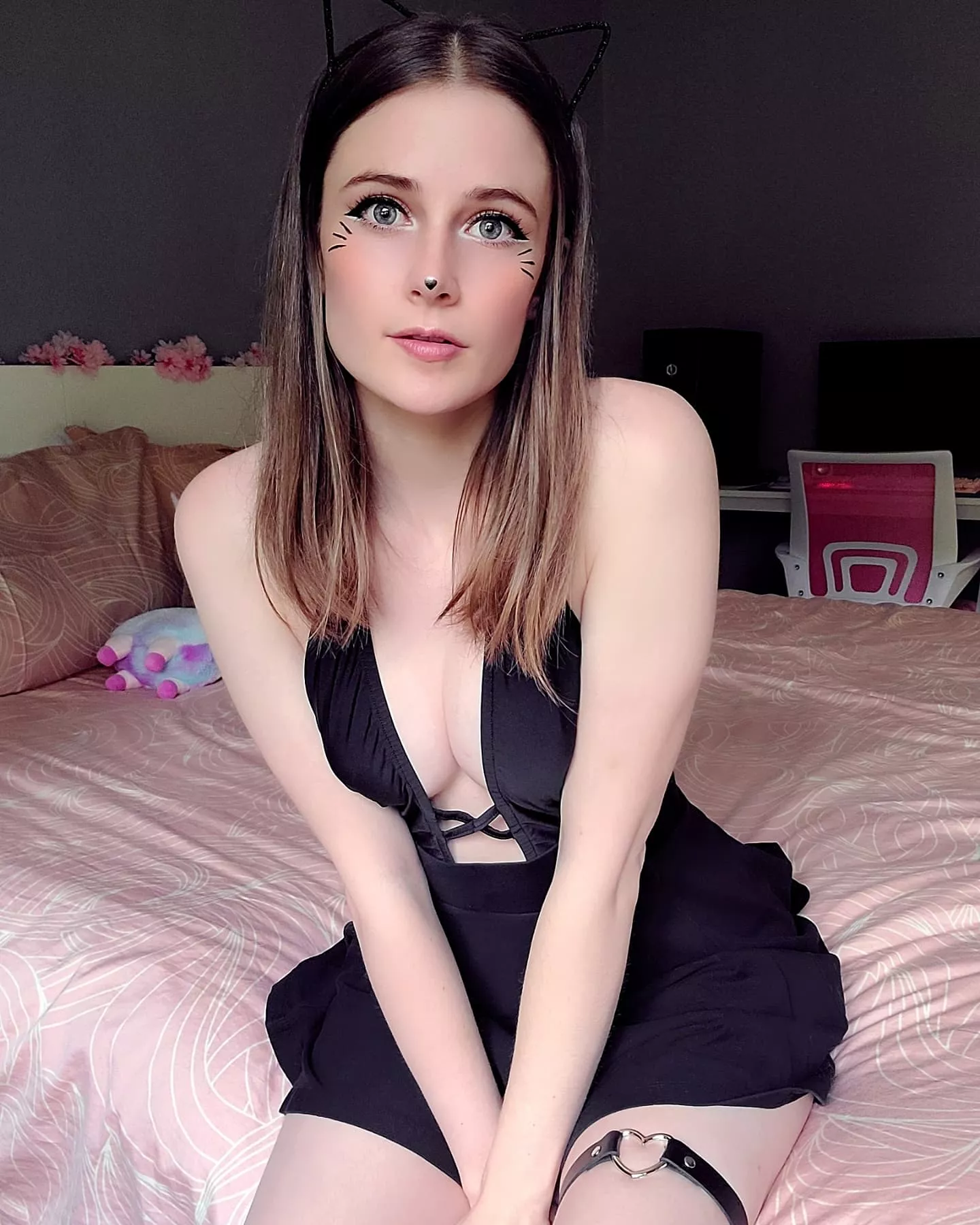 Cute and sexy girl here😘 lots of hot content on my page☺️ free texted dick rate when you sub and I love chatting😚 sub to see more of me 💕