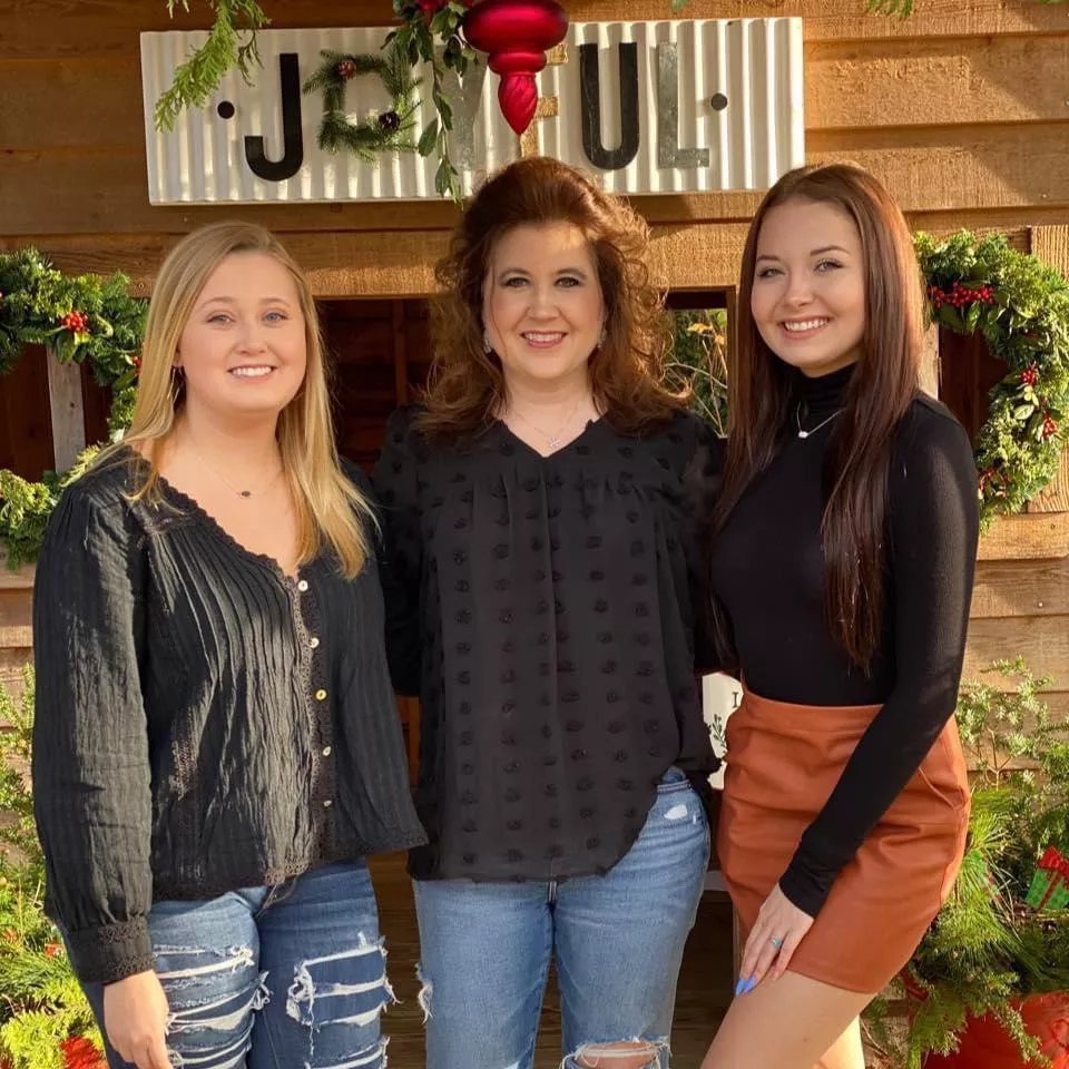 Cute momma and her two sexy ass daughters ðŸ–¤