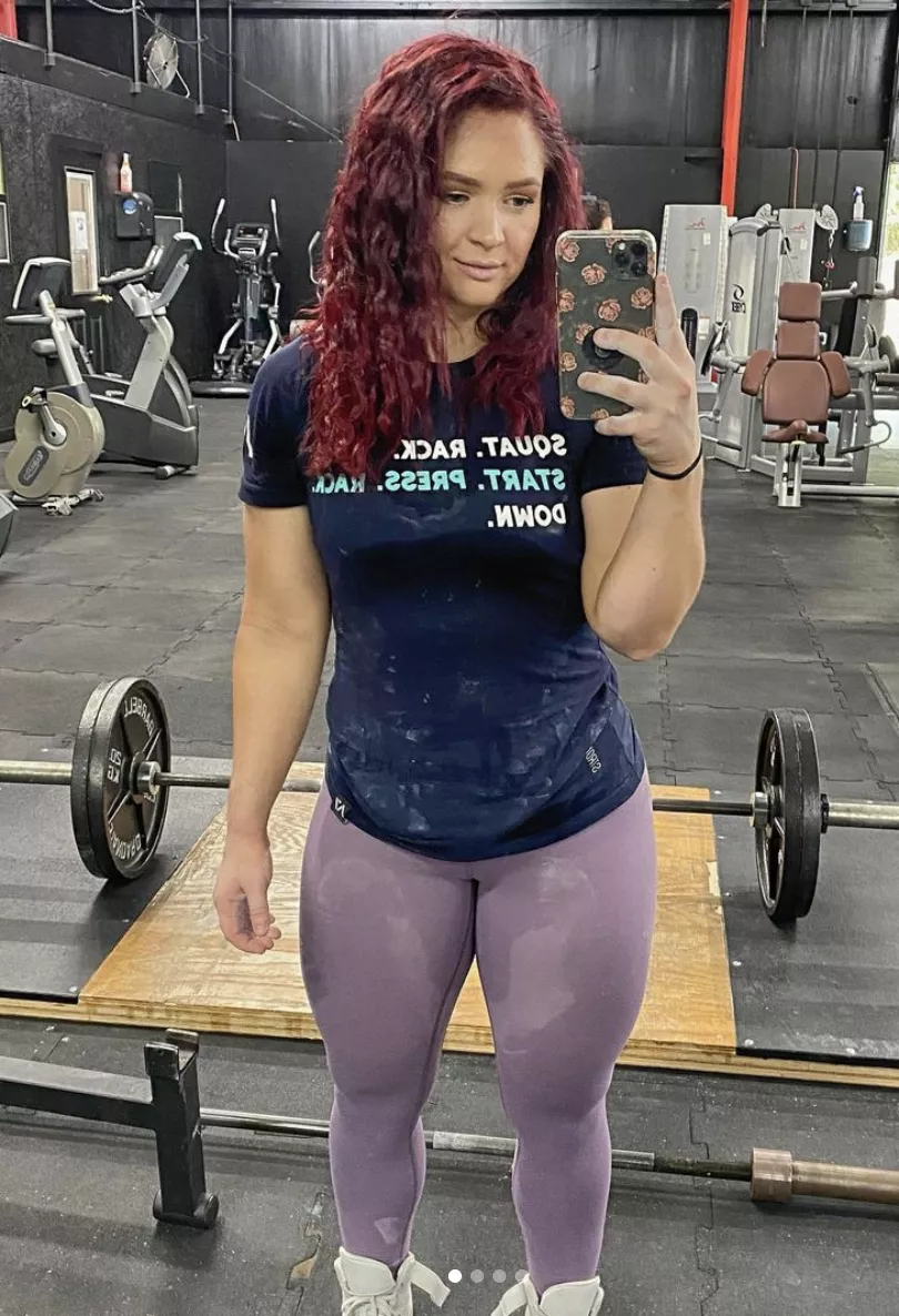 Cute weightlifting babe