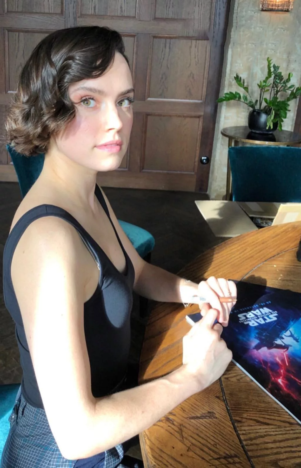 Daisy Ridley always looks cute in every pic, would love if someone could play as her in a longterm, romantic rp