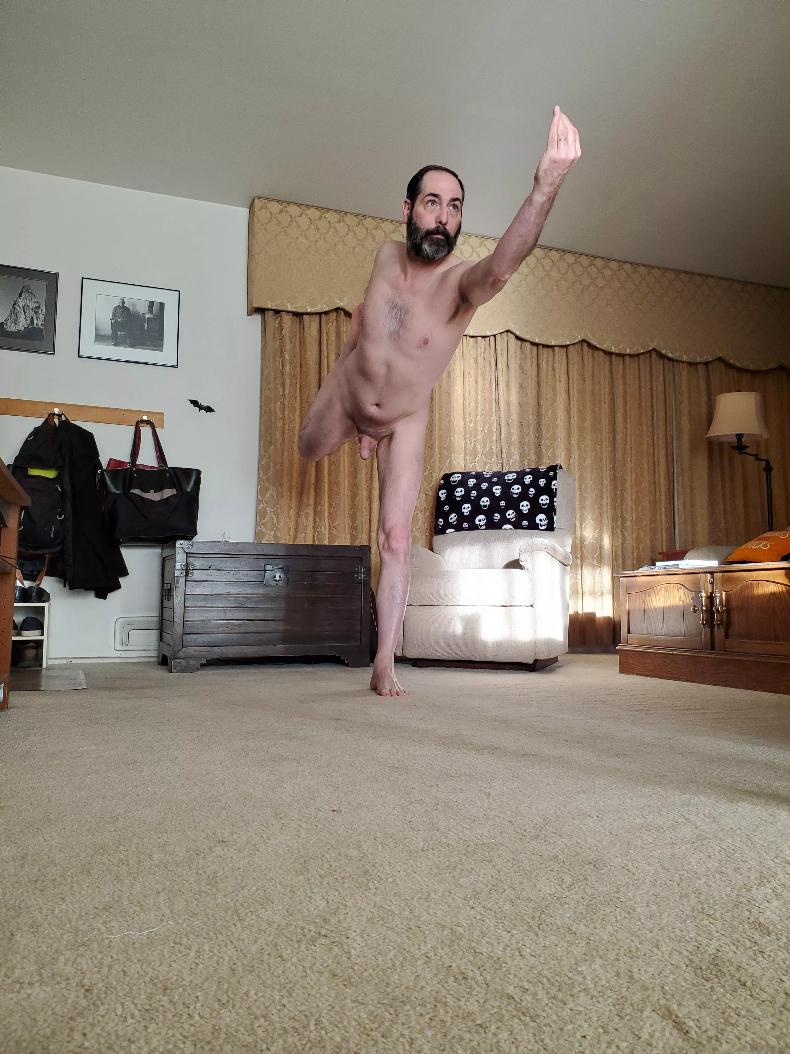 Dancing 🕺on into the weekend with u/M_asin_Manci! Have a great day my fellow naked yoga enthusiasts!