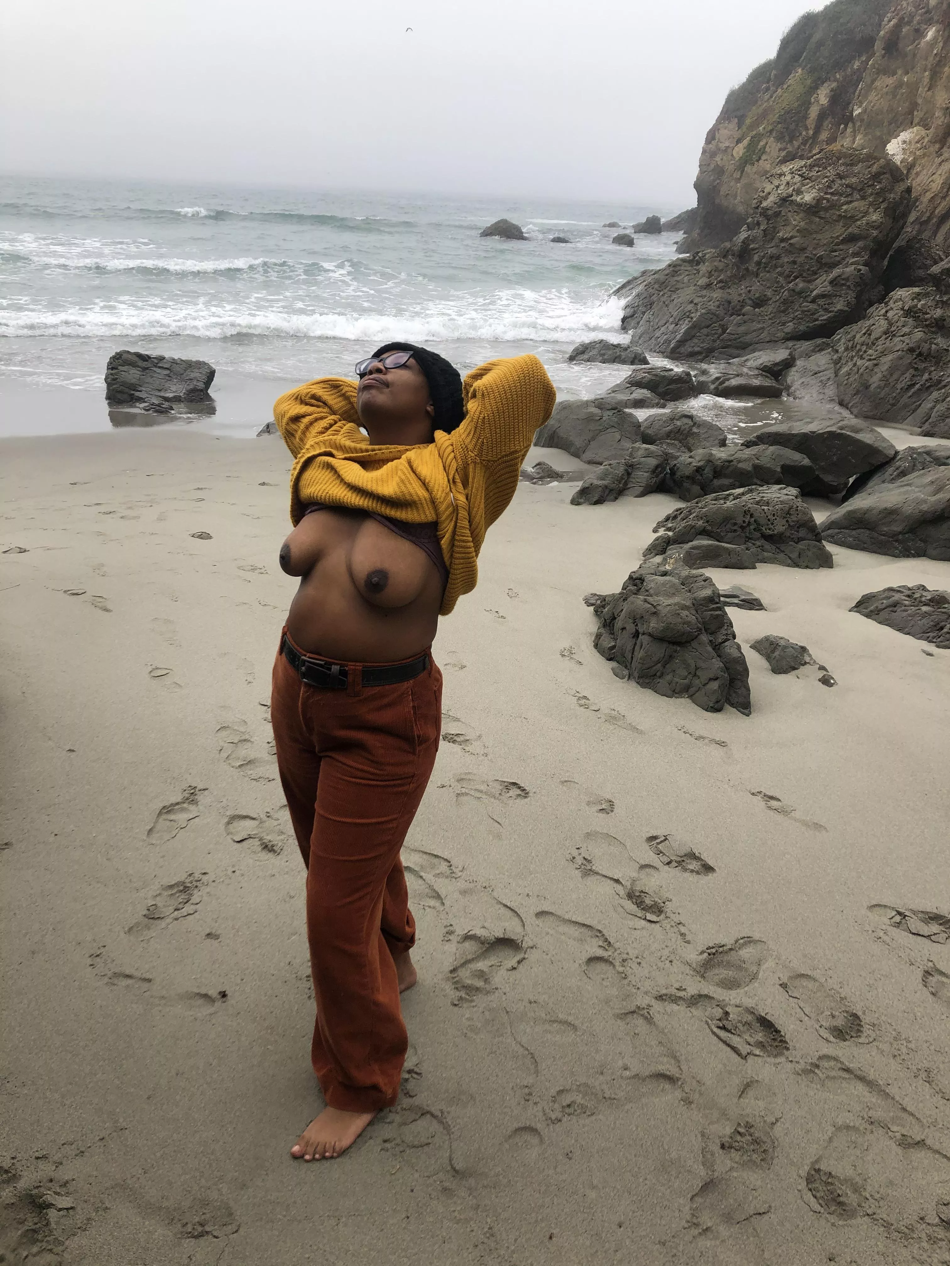 Dark nipples on the beach ðŸ¥°