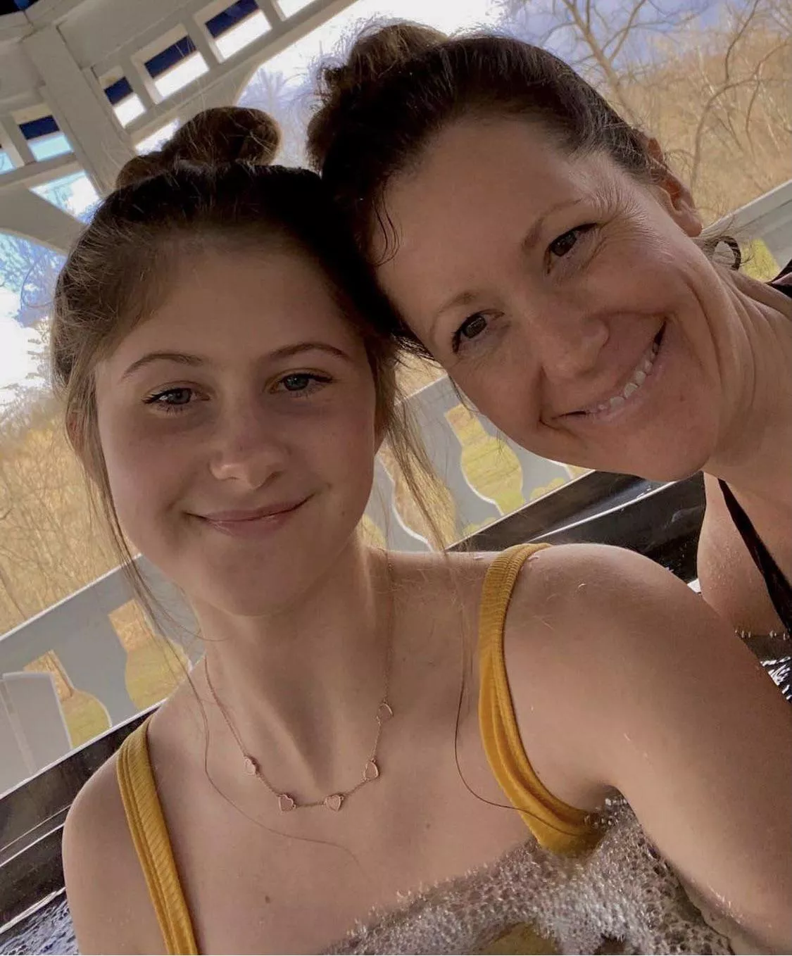 Daughter (19) or mother (43)?