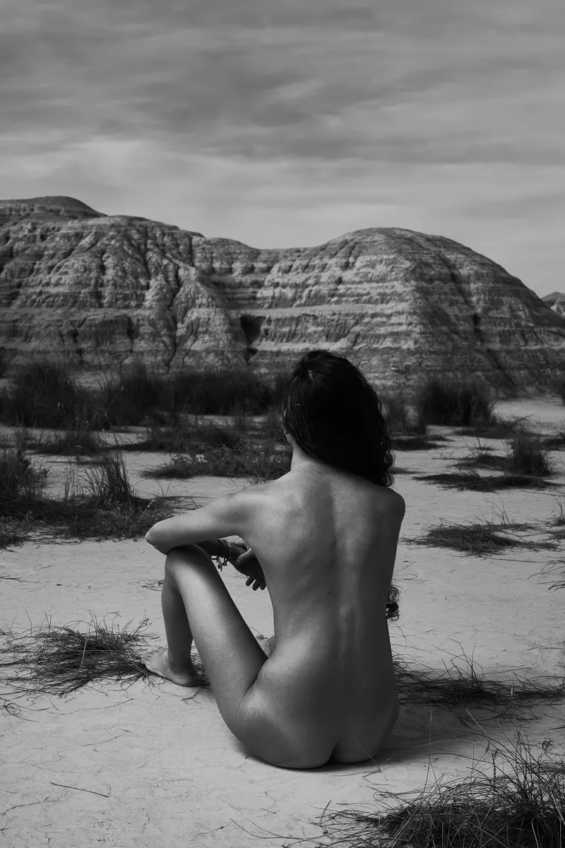 Desnudo en Bardenas reales de Navarra