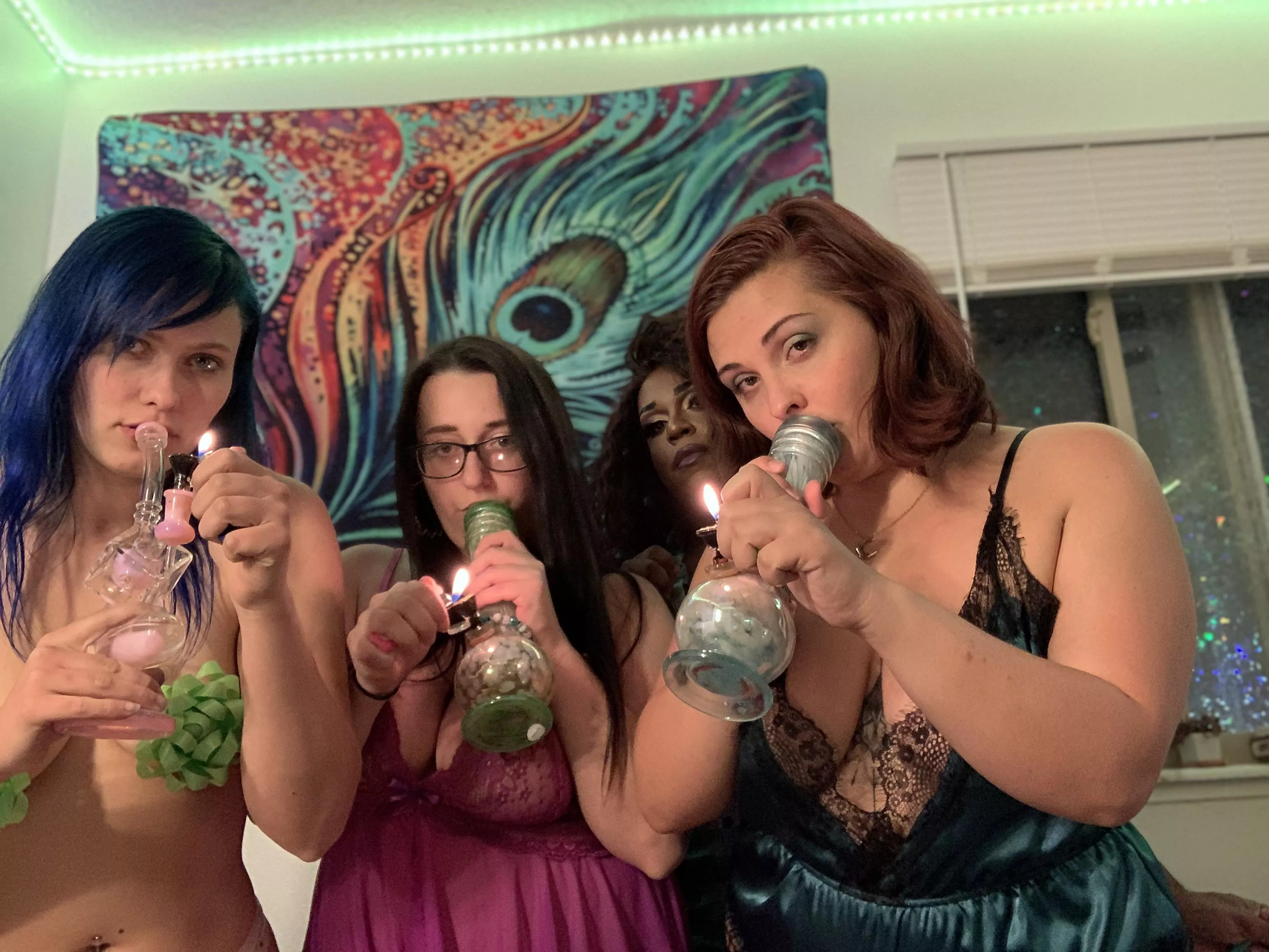 Did some bong poses with my besties, do you like it?