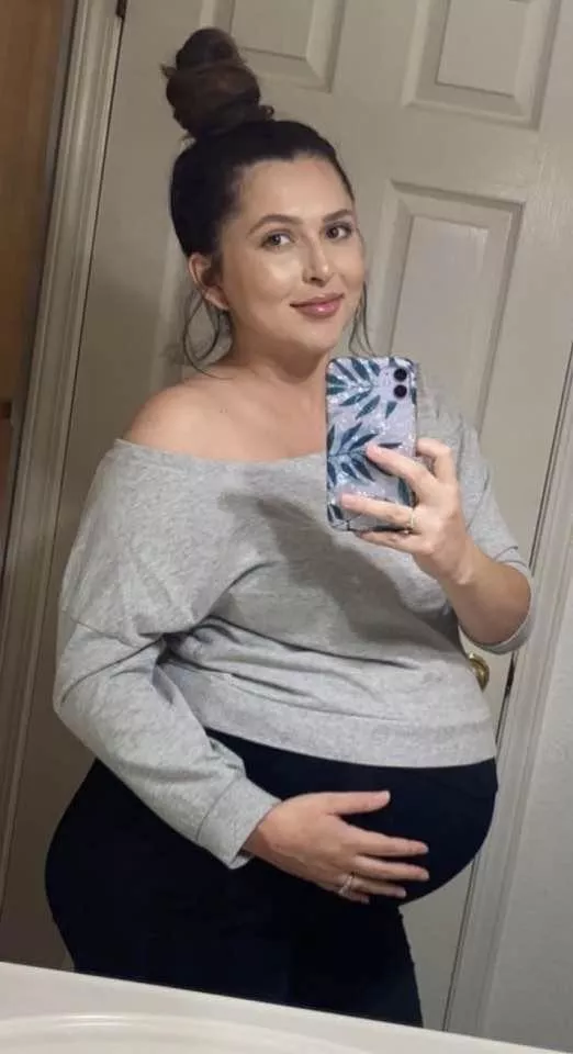 Dm to talk dirty about this pregnant babe. No limits