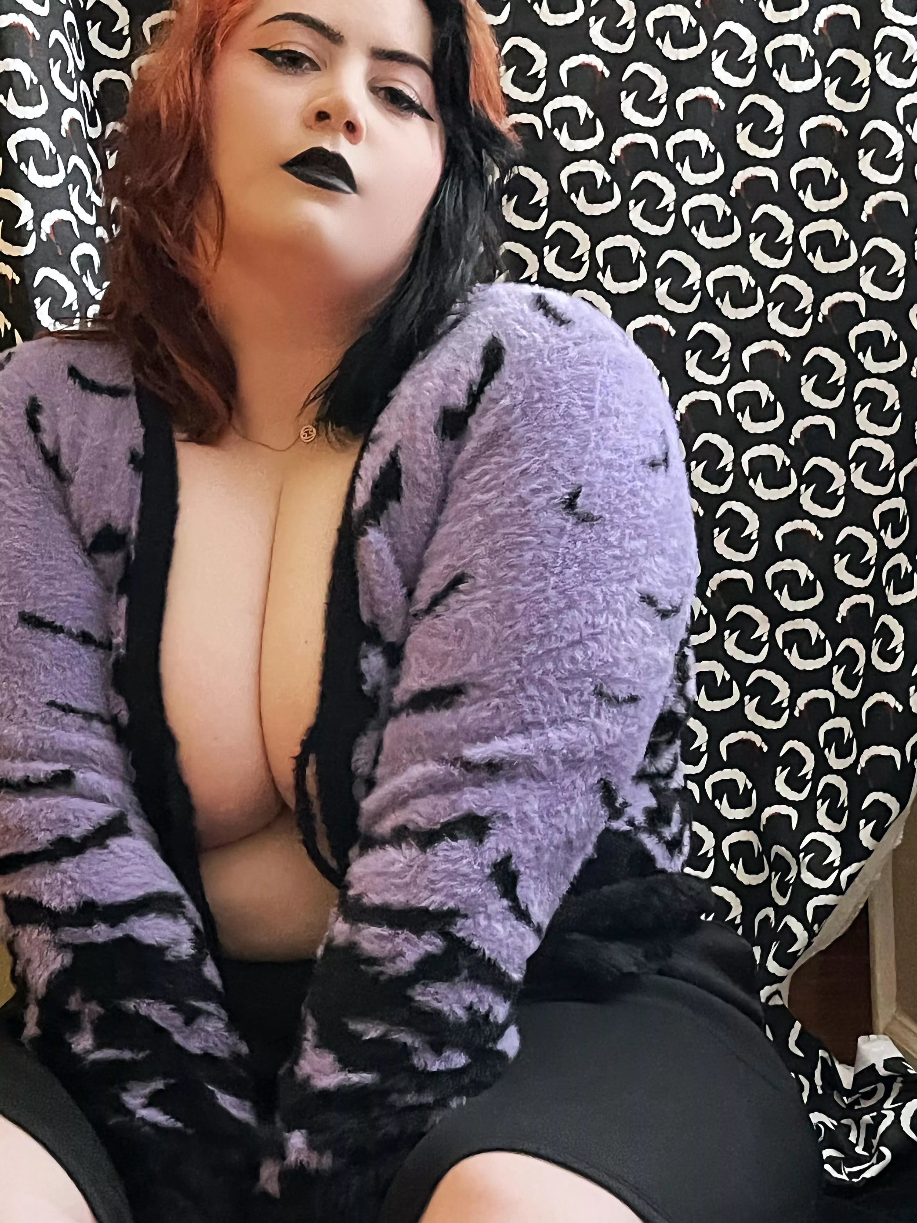 Do you guys like my sweater?🖤 Check out my FREE OnlyFans to see the full nude set and more 🥀 Daily posts, dick ratings, sexting, & no PPV 🦇 Link in comments 🕸