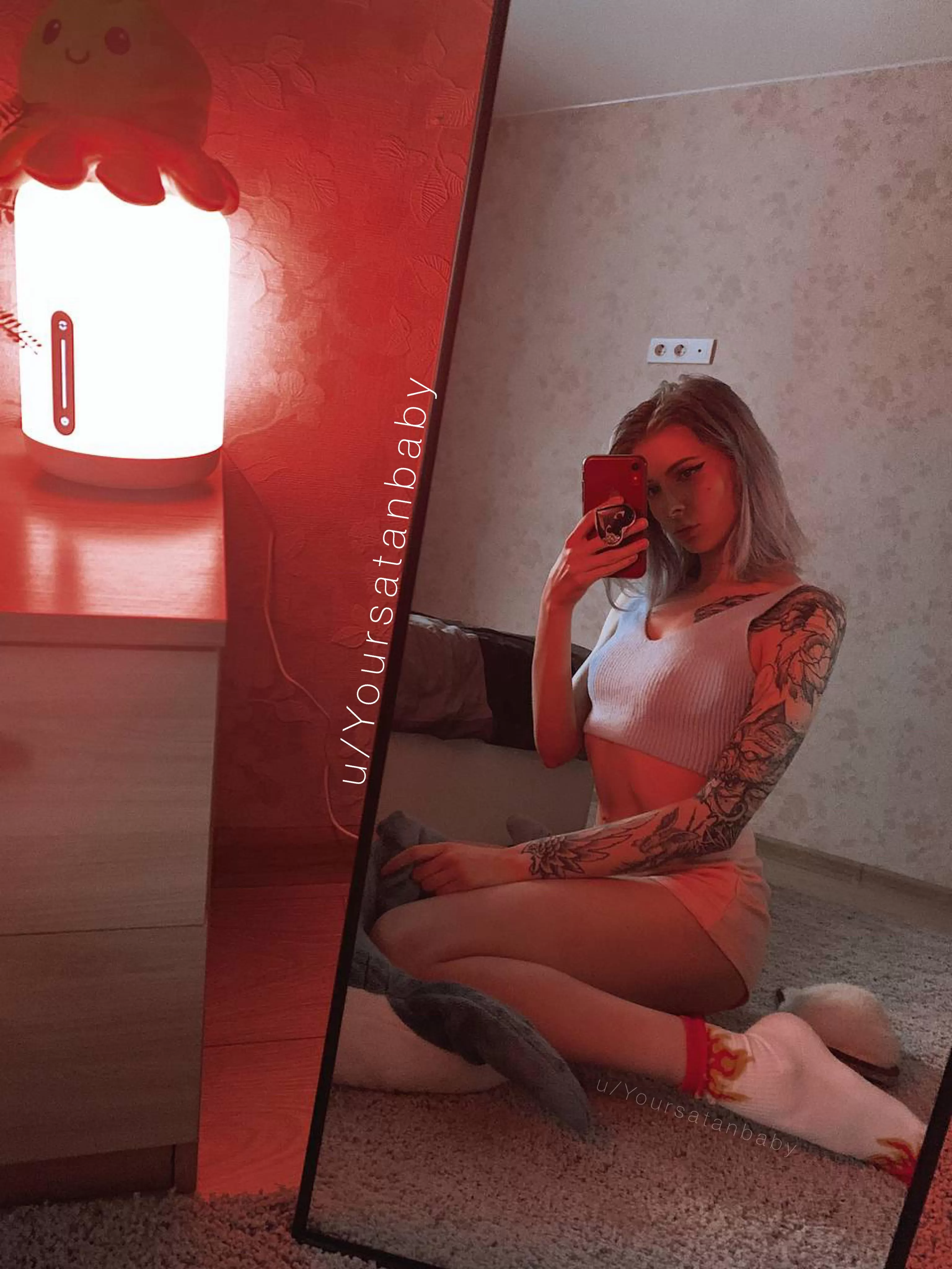 Do you know what is missing in the reflection of the mirror? 😘🥰😈