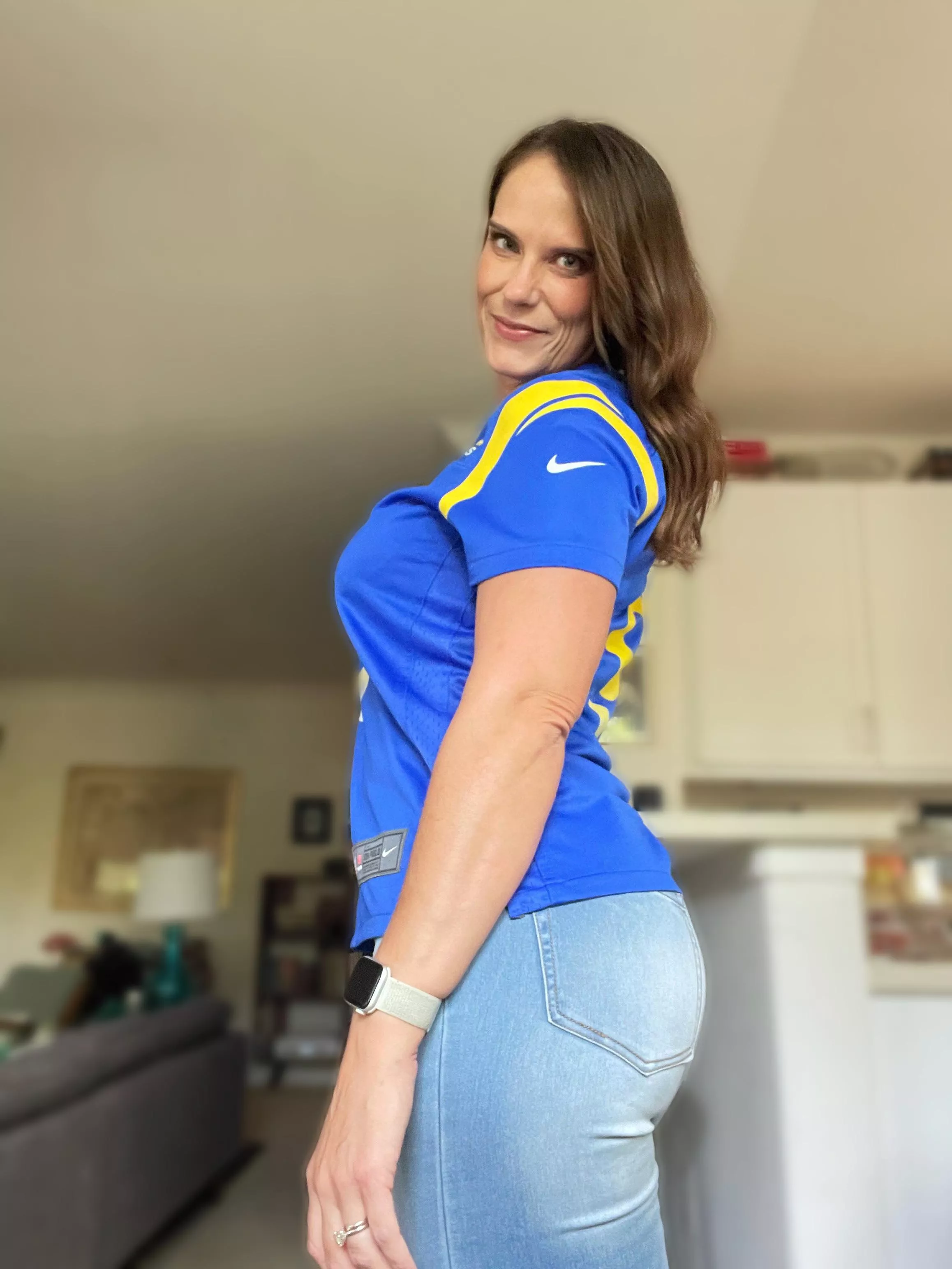 Do you like chicks in [f]ootball jerseys?