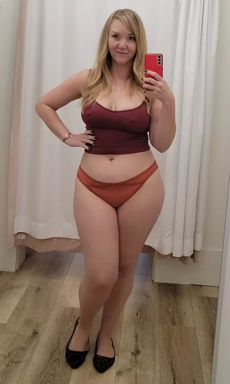 Do you like curvy Moms? [F48]