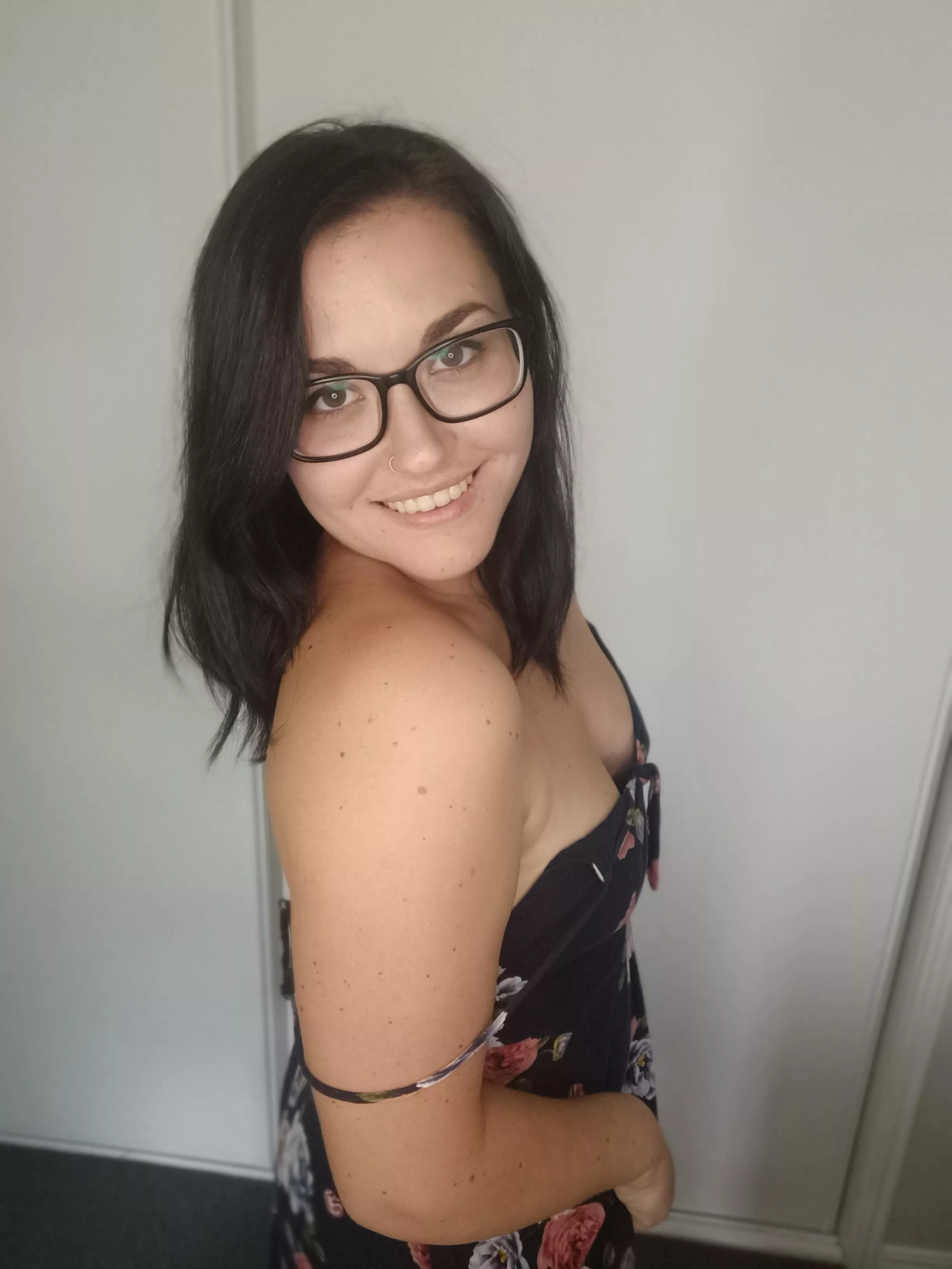 Do you like cute Aussie milfs who wear glasses? If you do, hello 😘 x