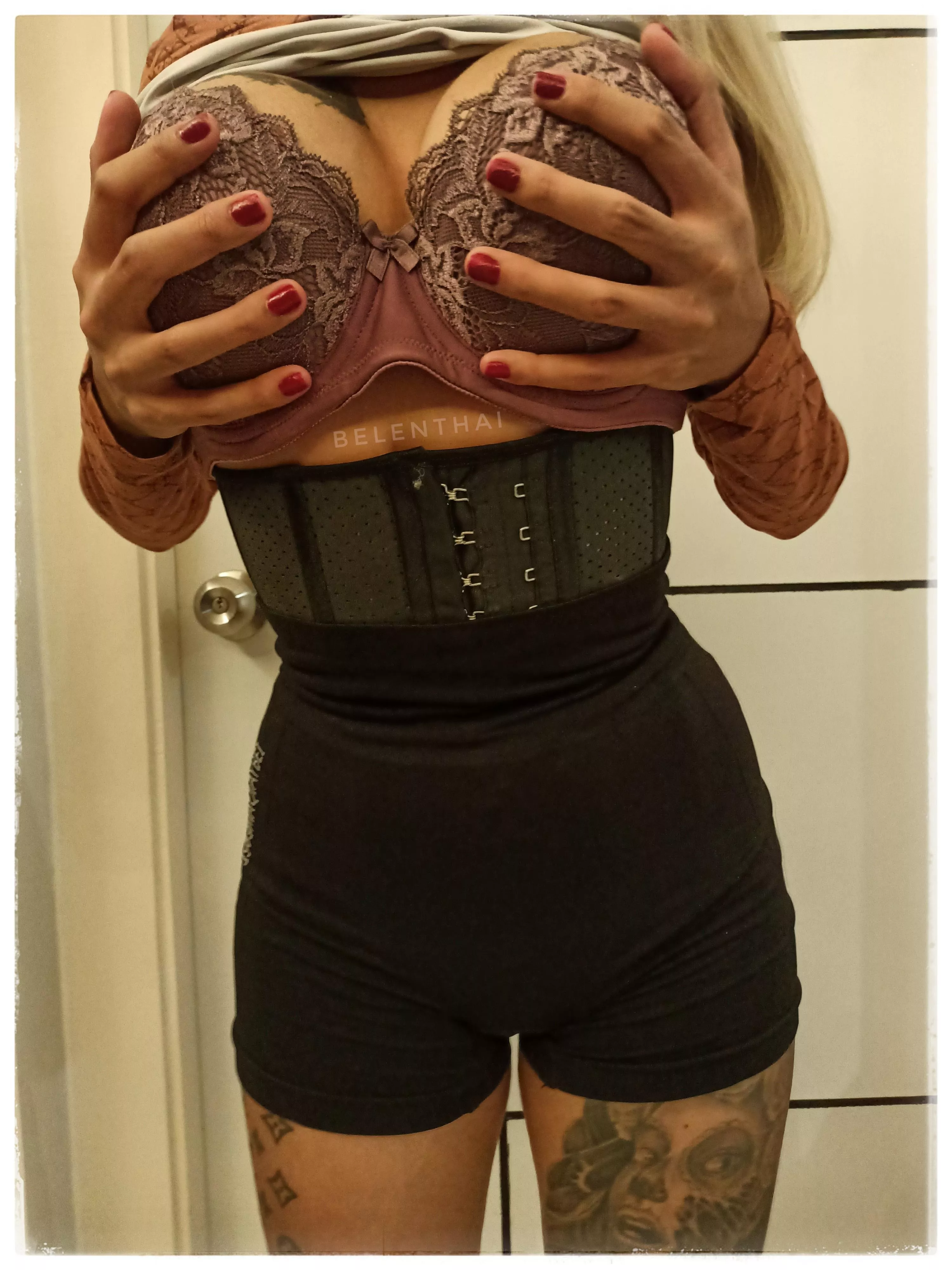 Do you like my corset squeeze?