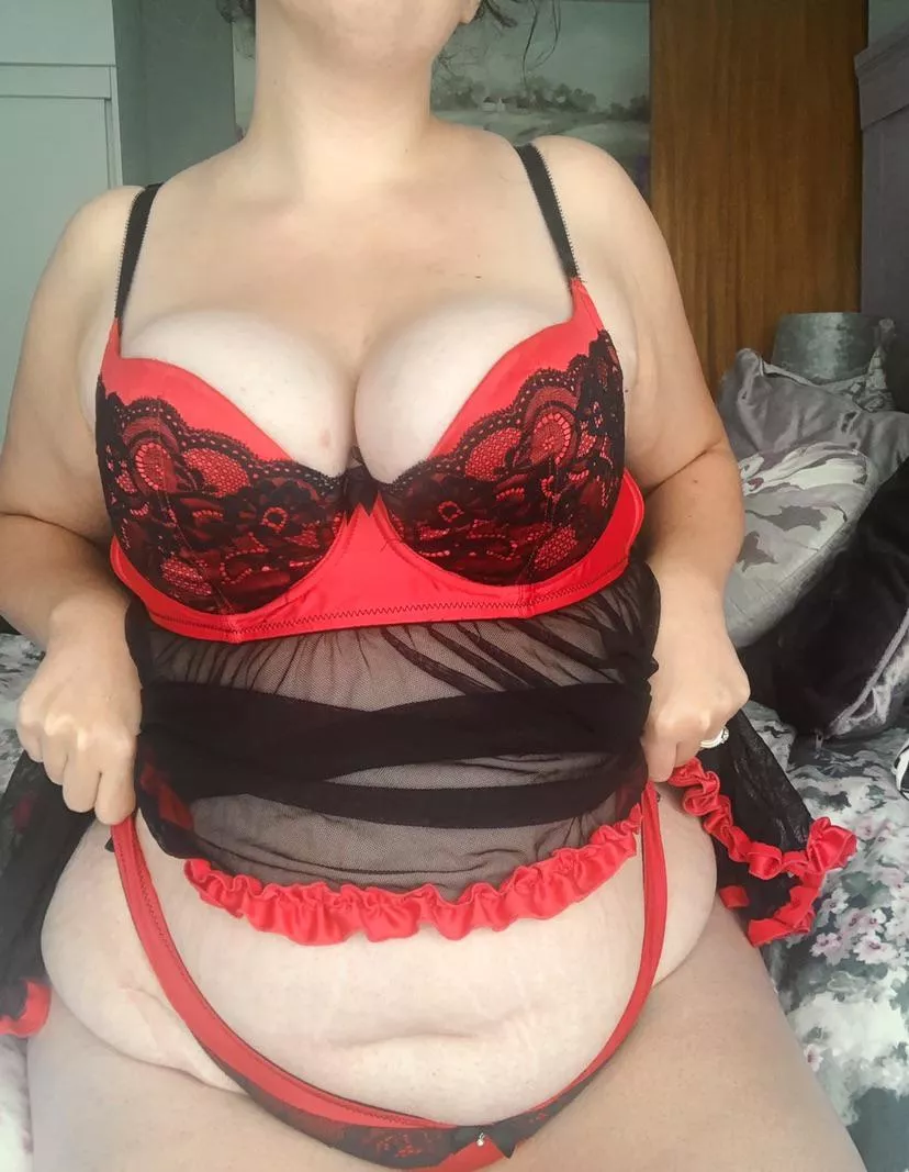 Do you like my curves? ♥️ And my outfit…?