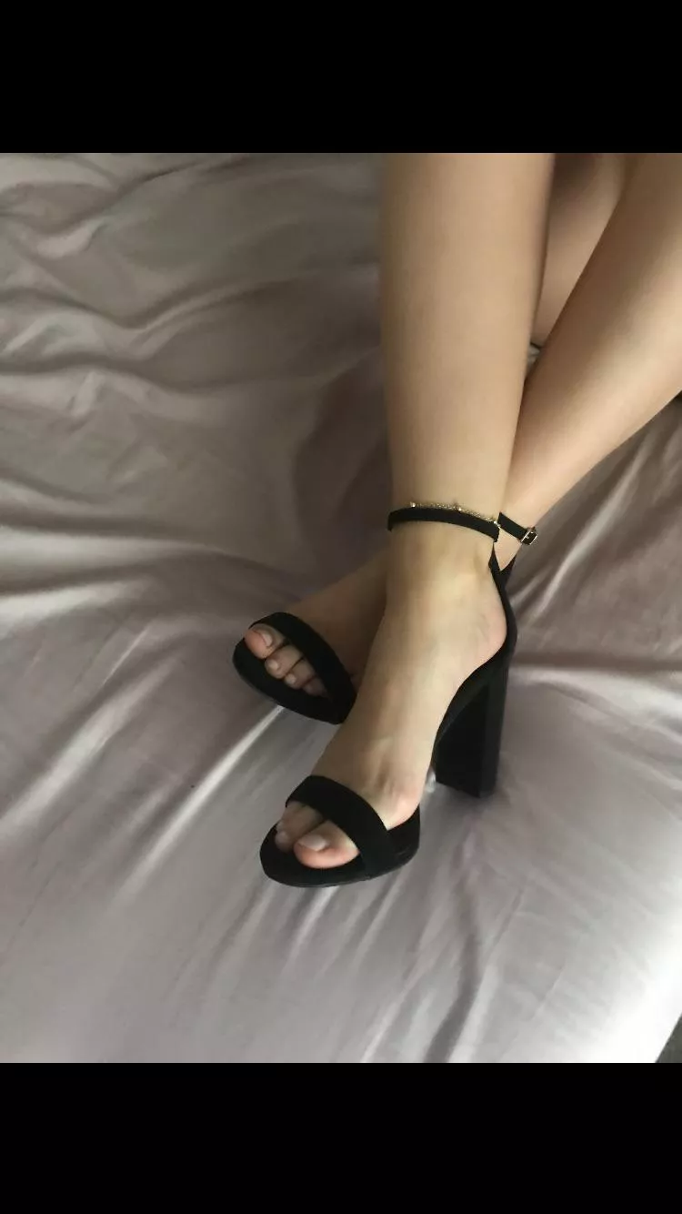 Do you like my feet in these heels? 😏