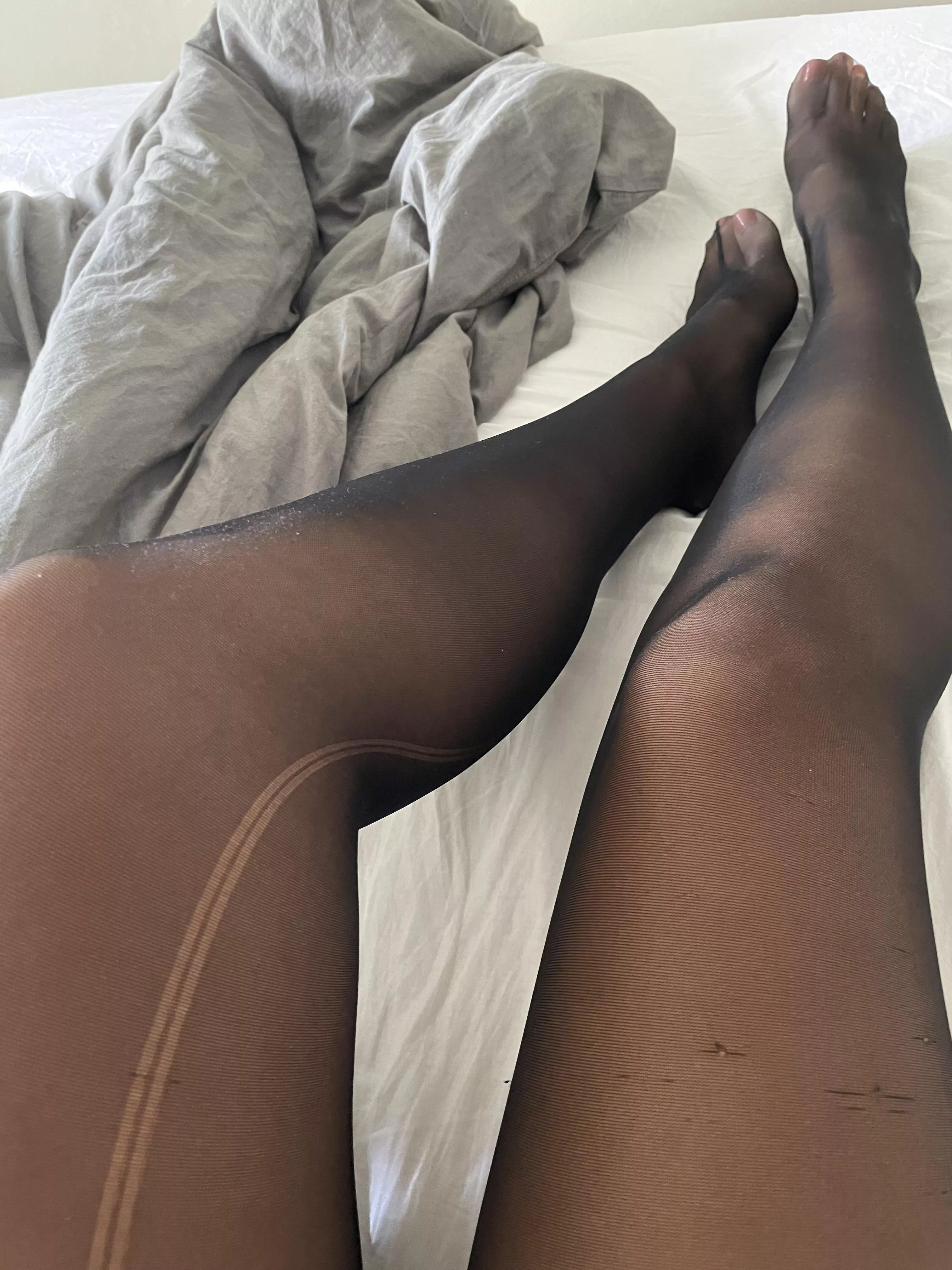 Do you like my ripped nylons😉