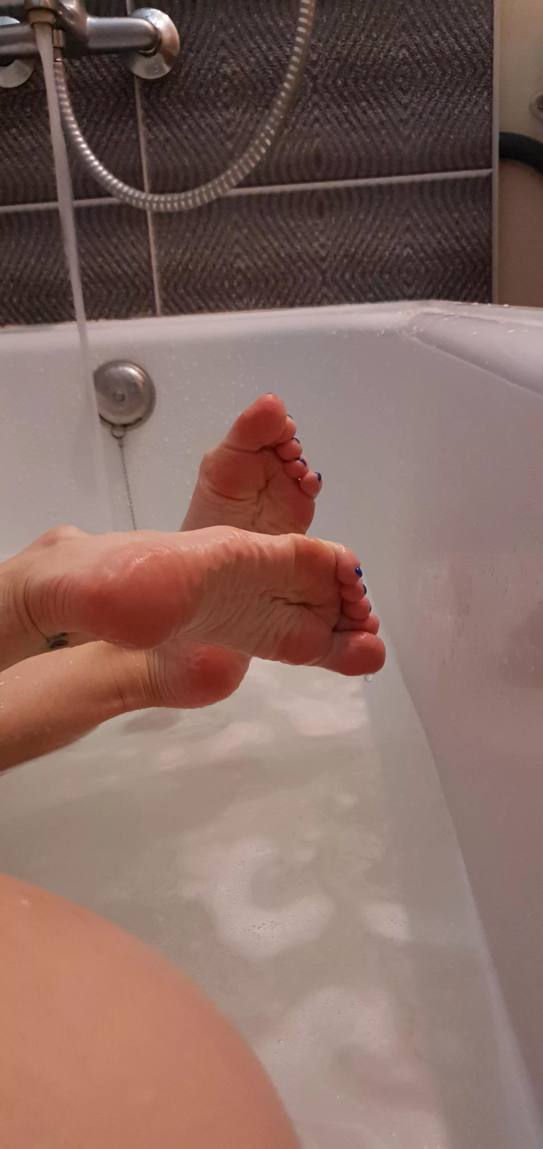 ðŸ’¦do you like the wet soles of my feet?ðŸ‘…ðŸ‘…ðŸ‘…