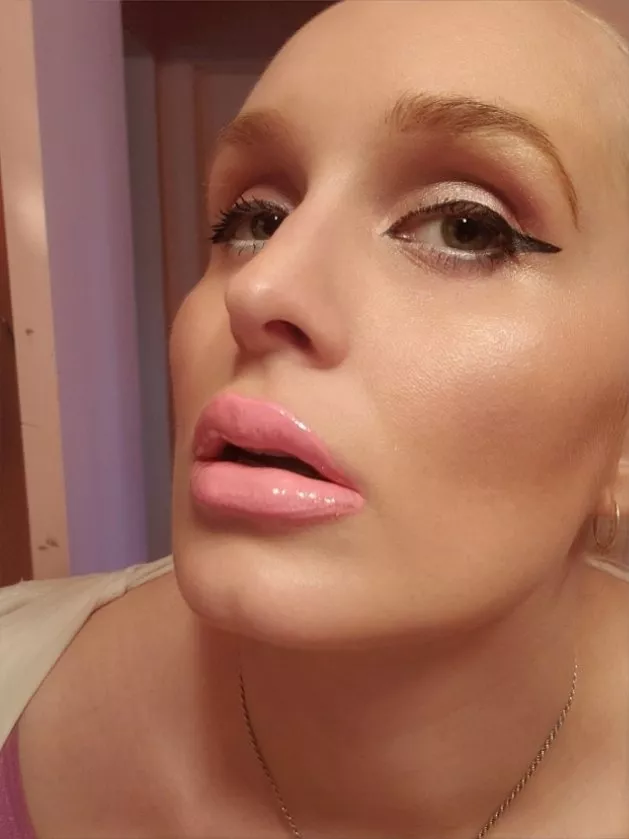 Do you love when girls put on a ton on sticky gooey lipgloss ?