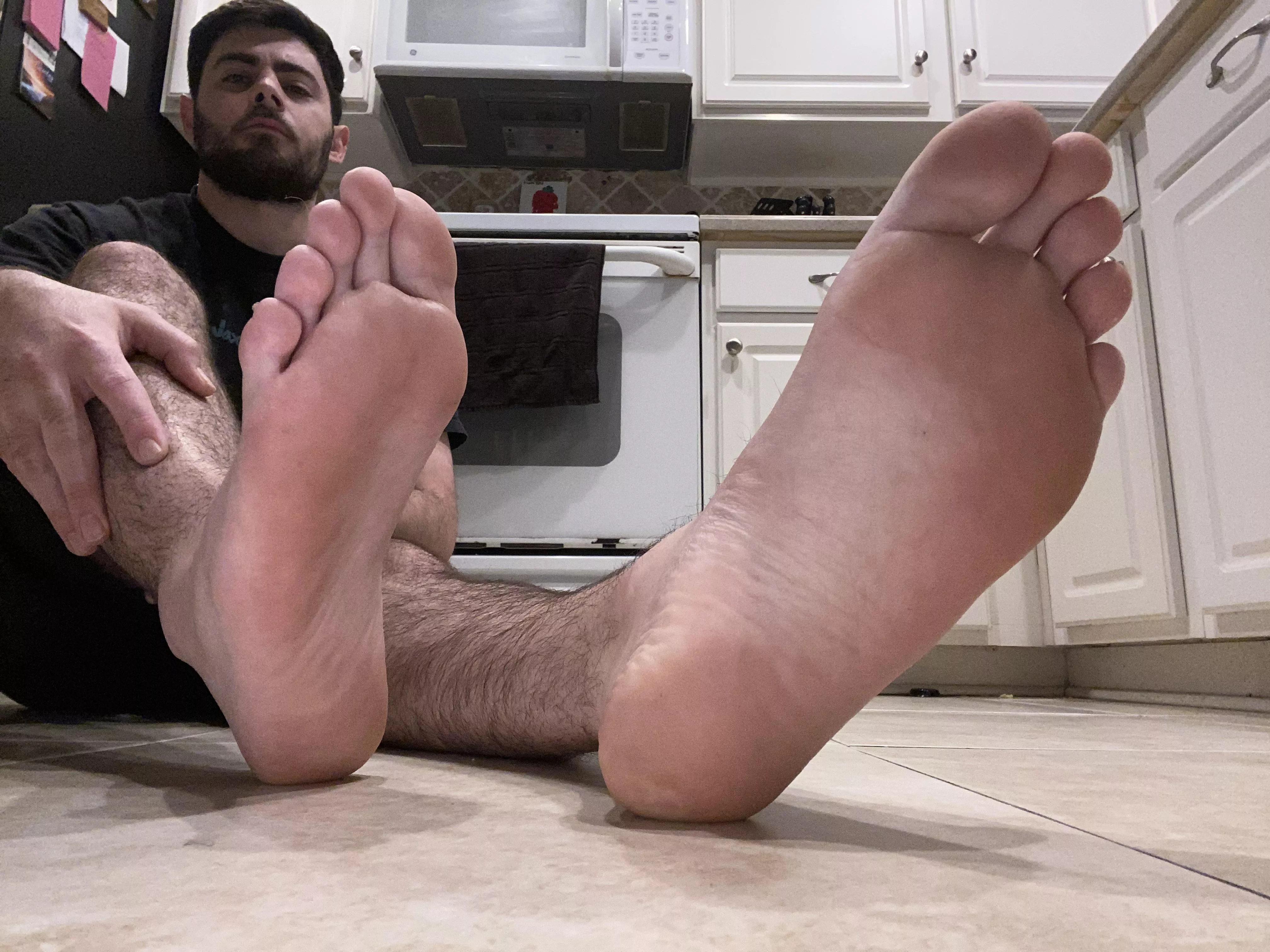 Does it turn you on looking at my bare feet? ðŸ˜