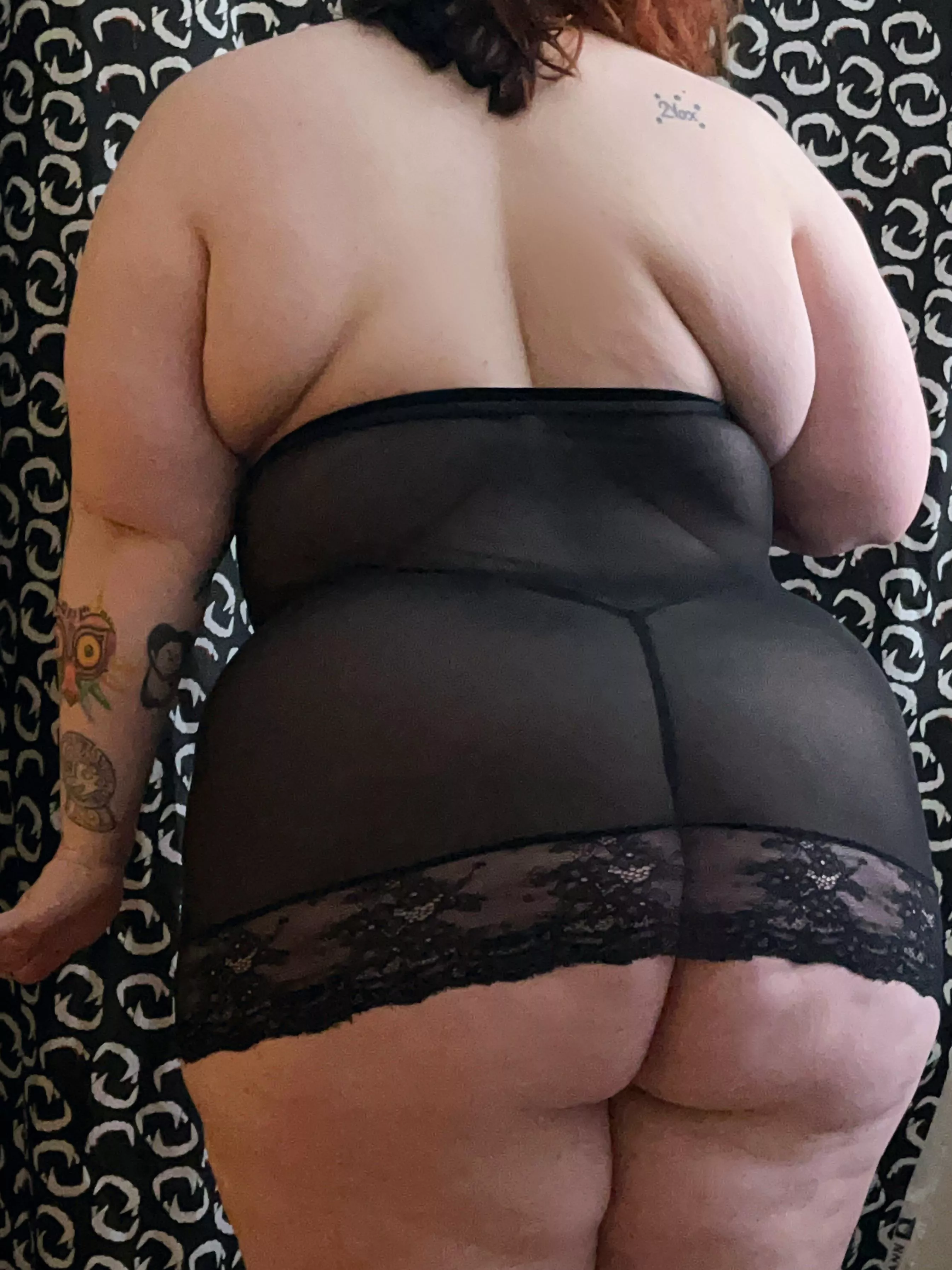 Does my butt look big in this? 🍑 Check out my FREE OnlyFans to see more pics & vids 🥀 Daily posts, dick ratings, sexting, & no PPV 🦇 Link in comments 🕸