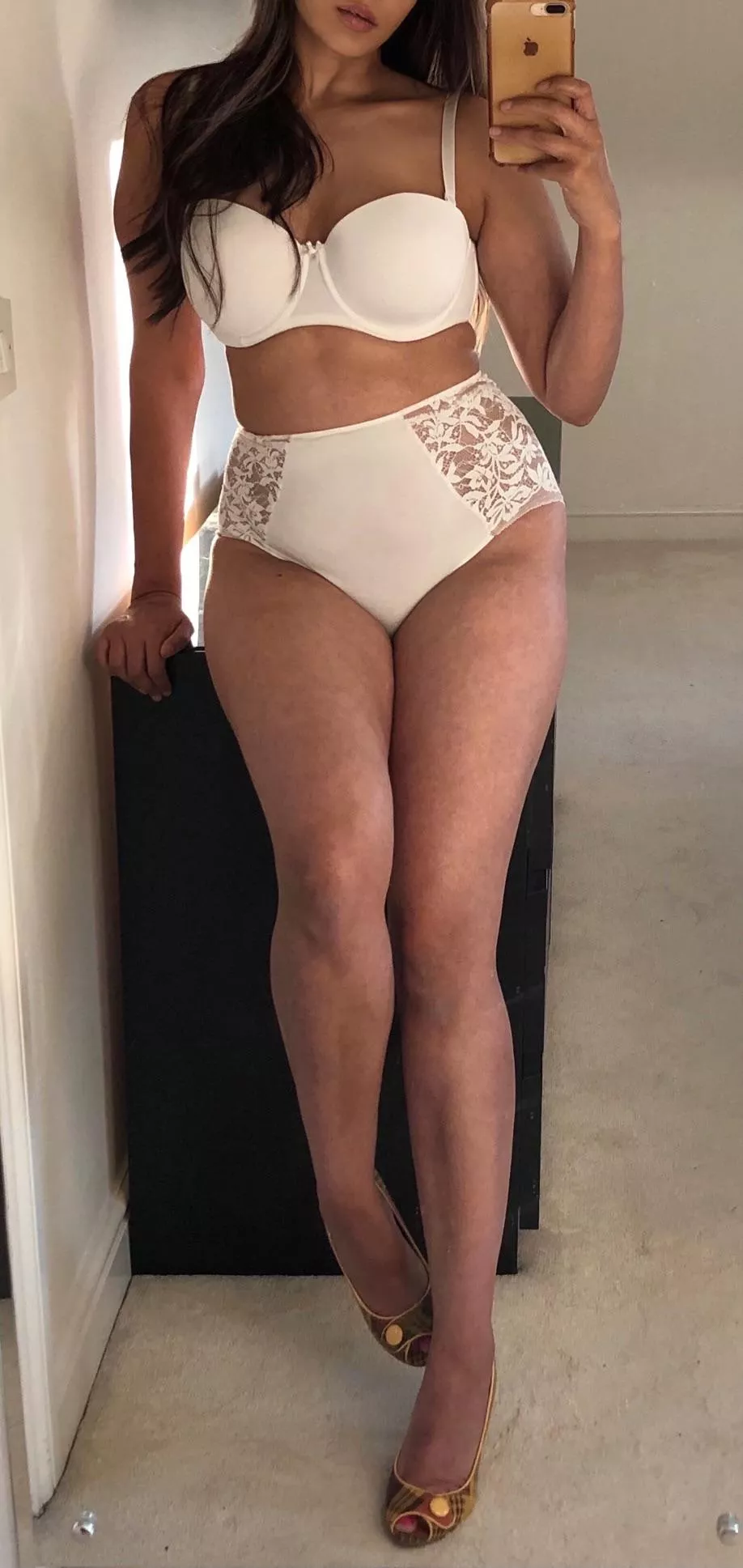 Does white underwear look good on my golden brown British Punjabi Indian skin? ðŸ’‹