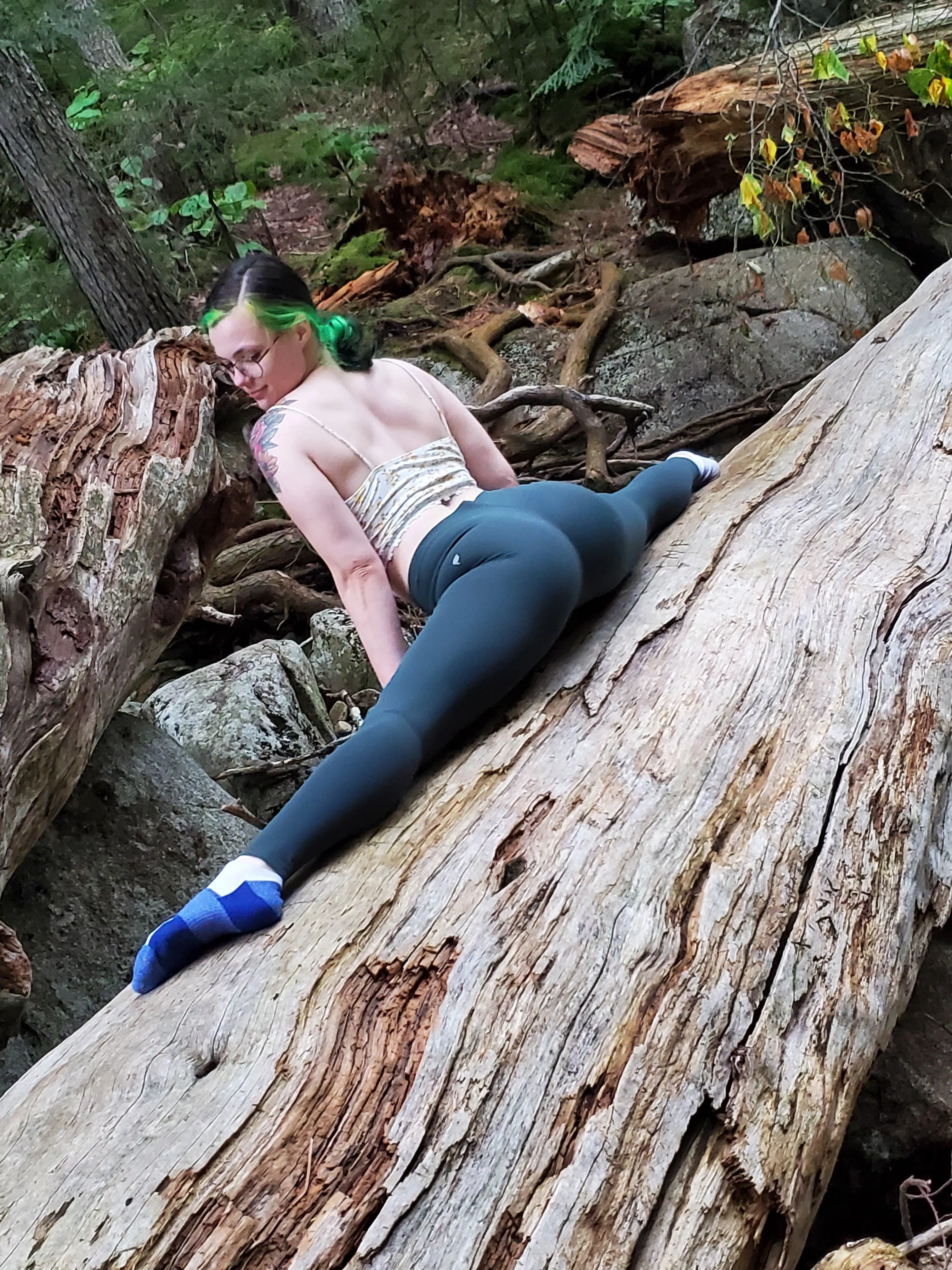 Doing a straddle split and my leggings making my ass look amazingðŸ˜œðŸ˜œ