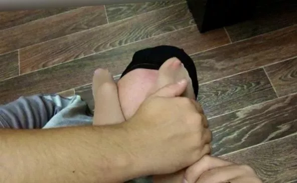 [Domme] More diligent foot worship from my pathetic man