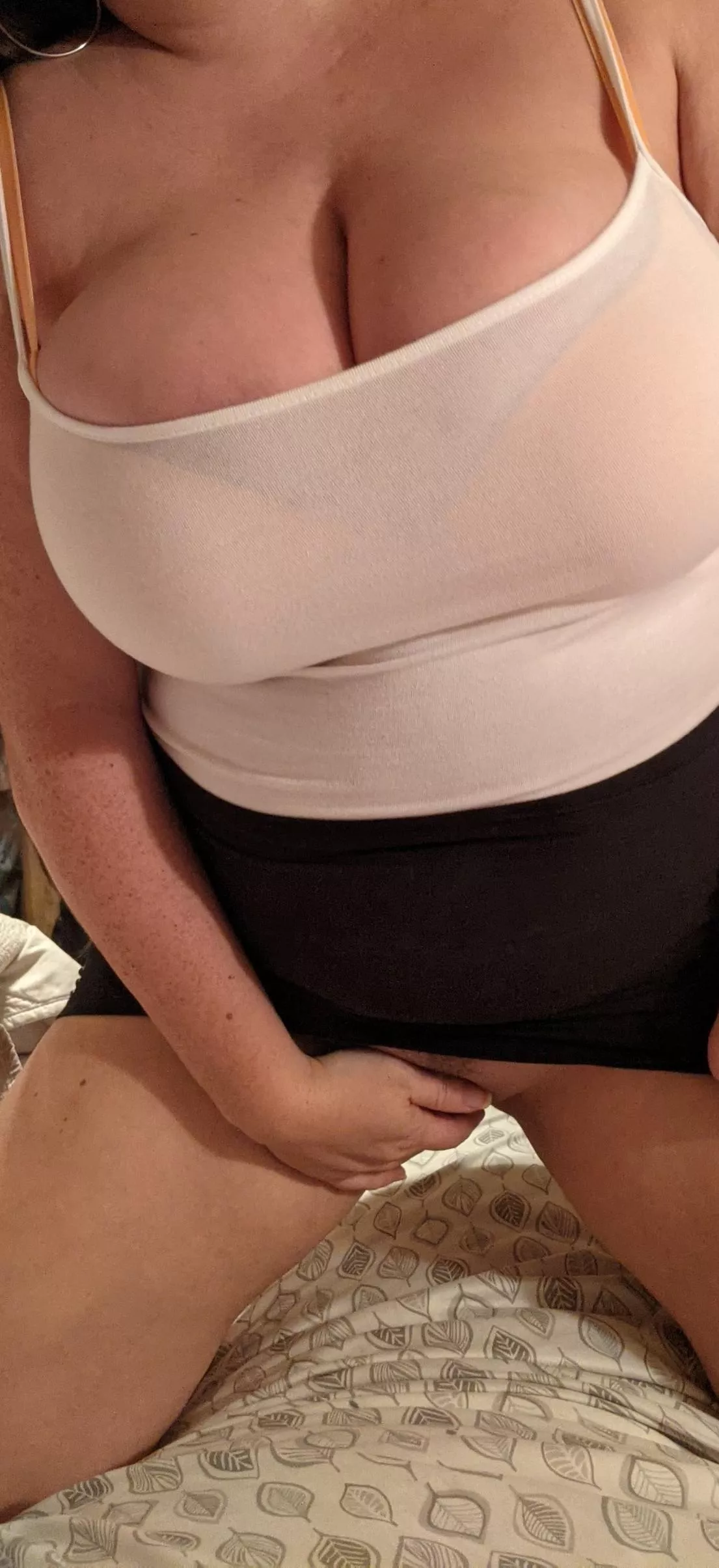 Don't mind this thick mommy touching herself , anyone want a feel?