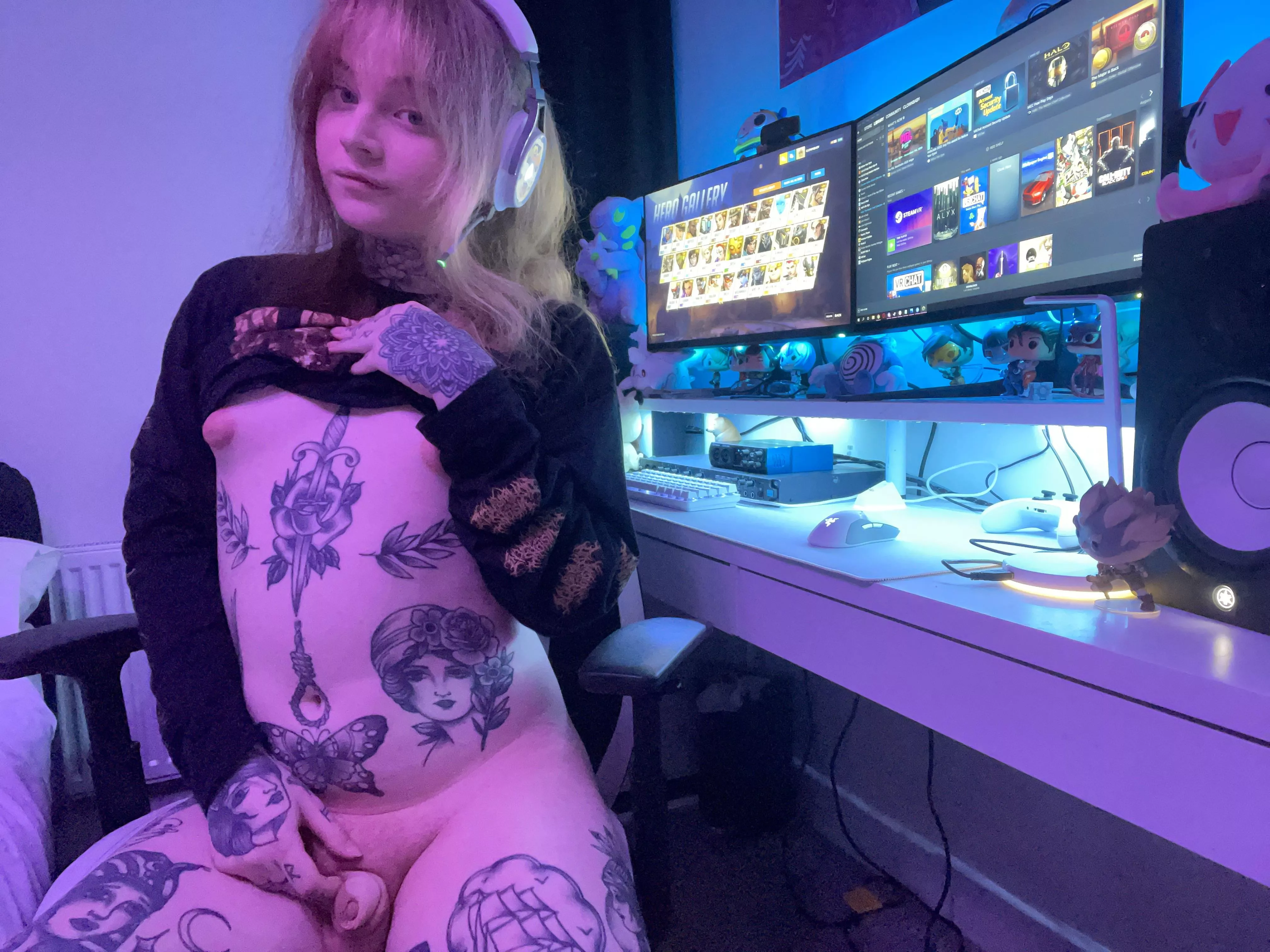 Don’t you want a gamer gf with a joystick you can play with? 🥺