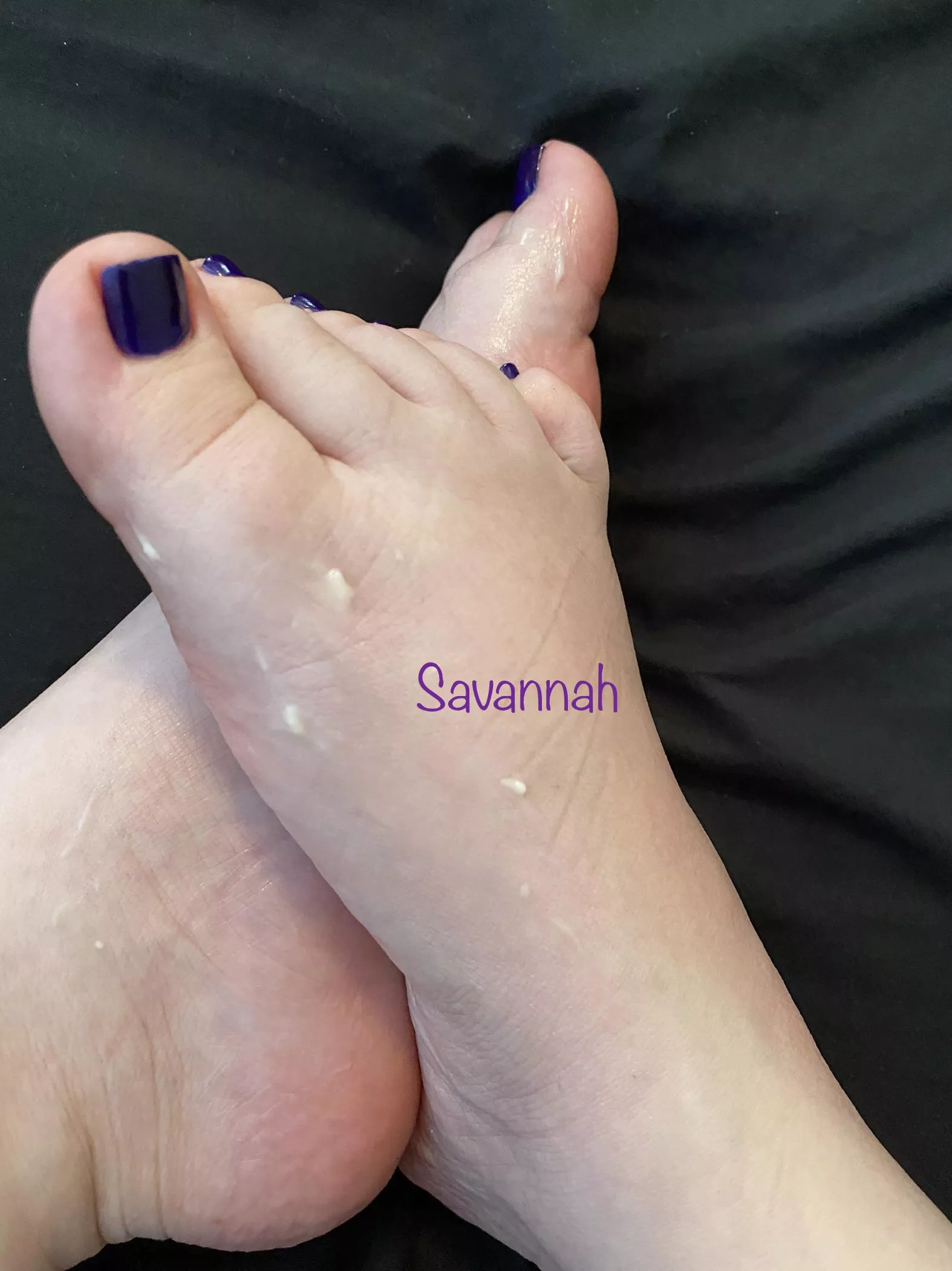 Don’t you want to watch me rub lotion on my feet? If so, feel free to DM me! 😋