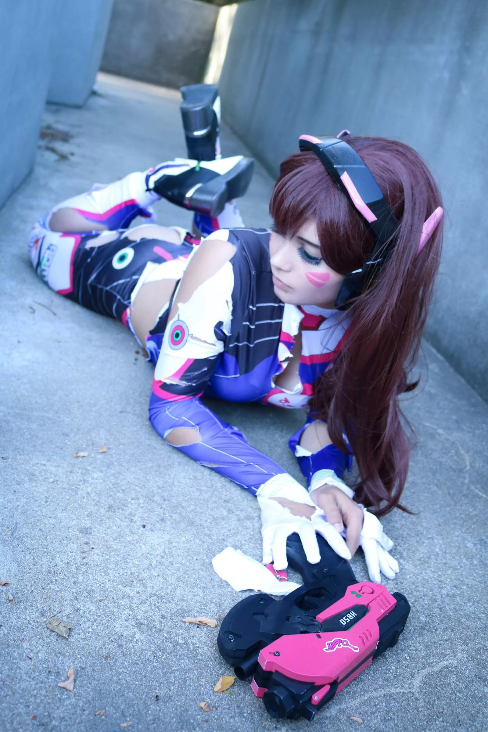 D.Va needs help after a tough fight. Will you give her some support? (By Gunaretta)