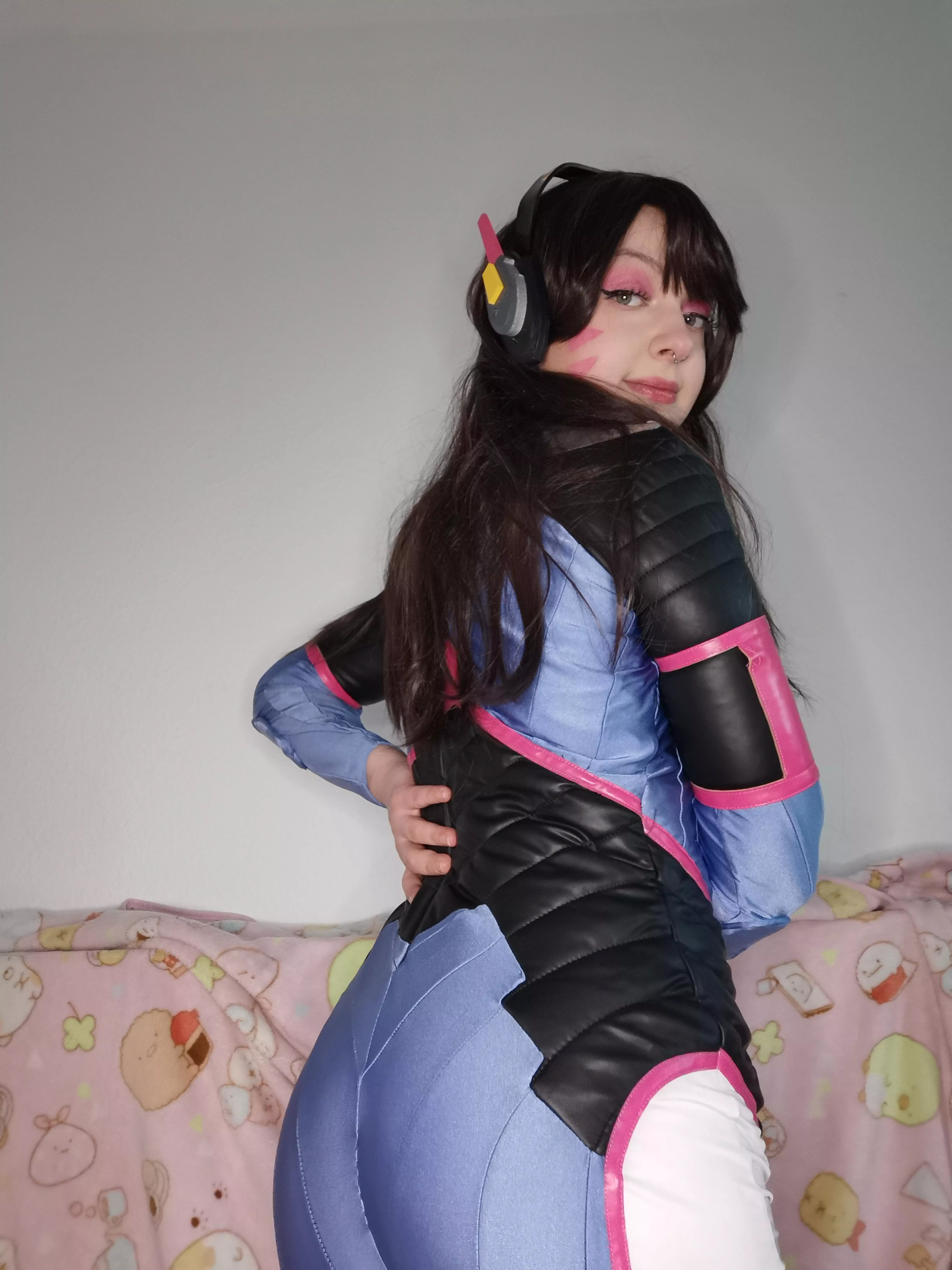 dva showing of her butt 👀 (by mewmewtw0)