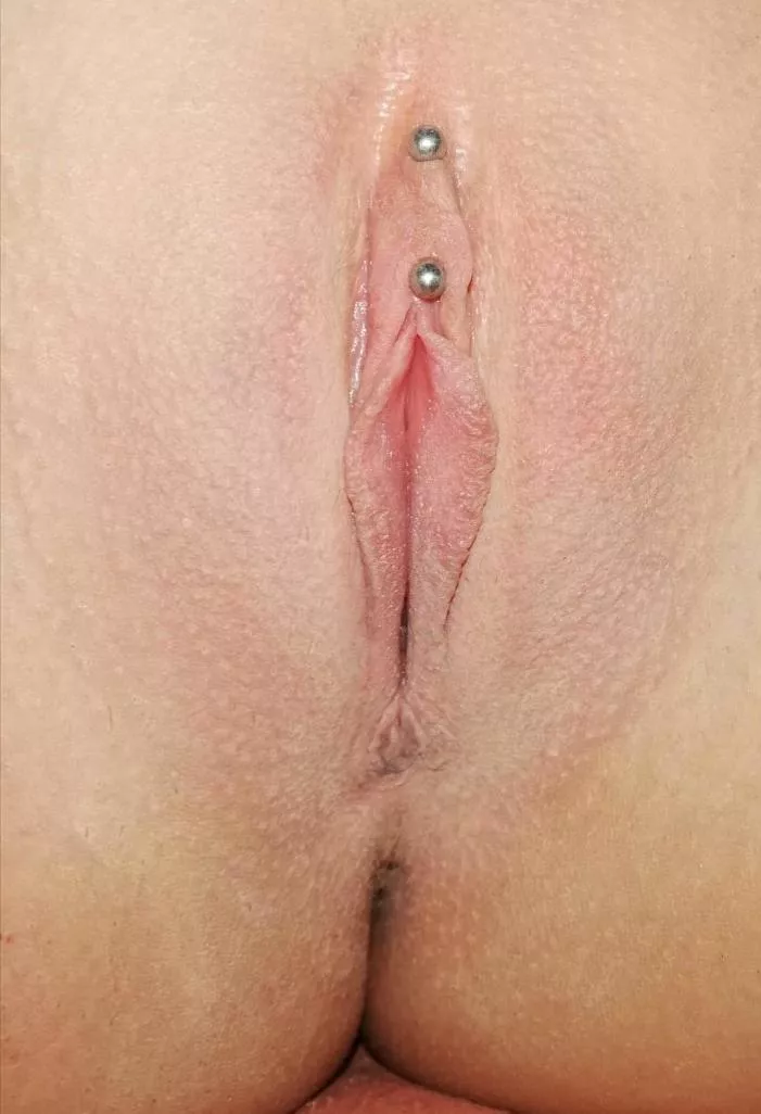 Eat me (..first pussy pic)