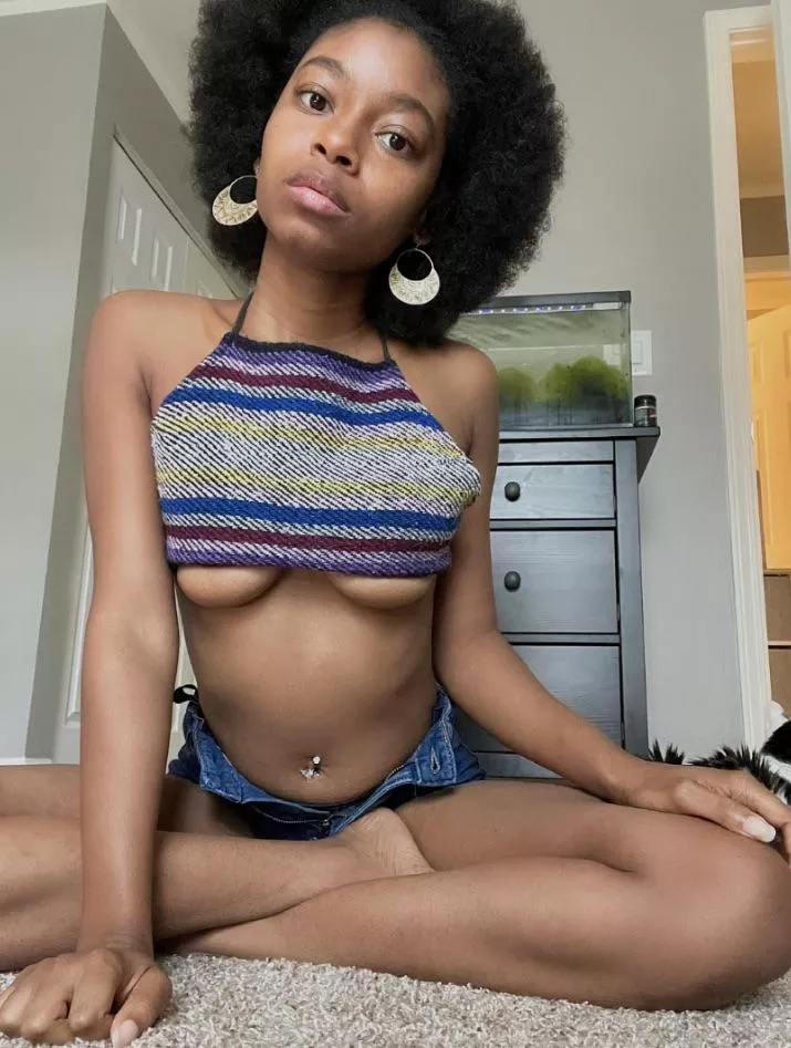 Ebonyâ€™s on this subreddit are rare snap: petitekittykat2