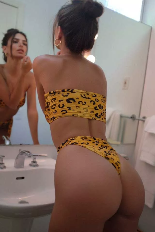 Emily Ratajkowski has such a juicy ass.