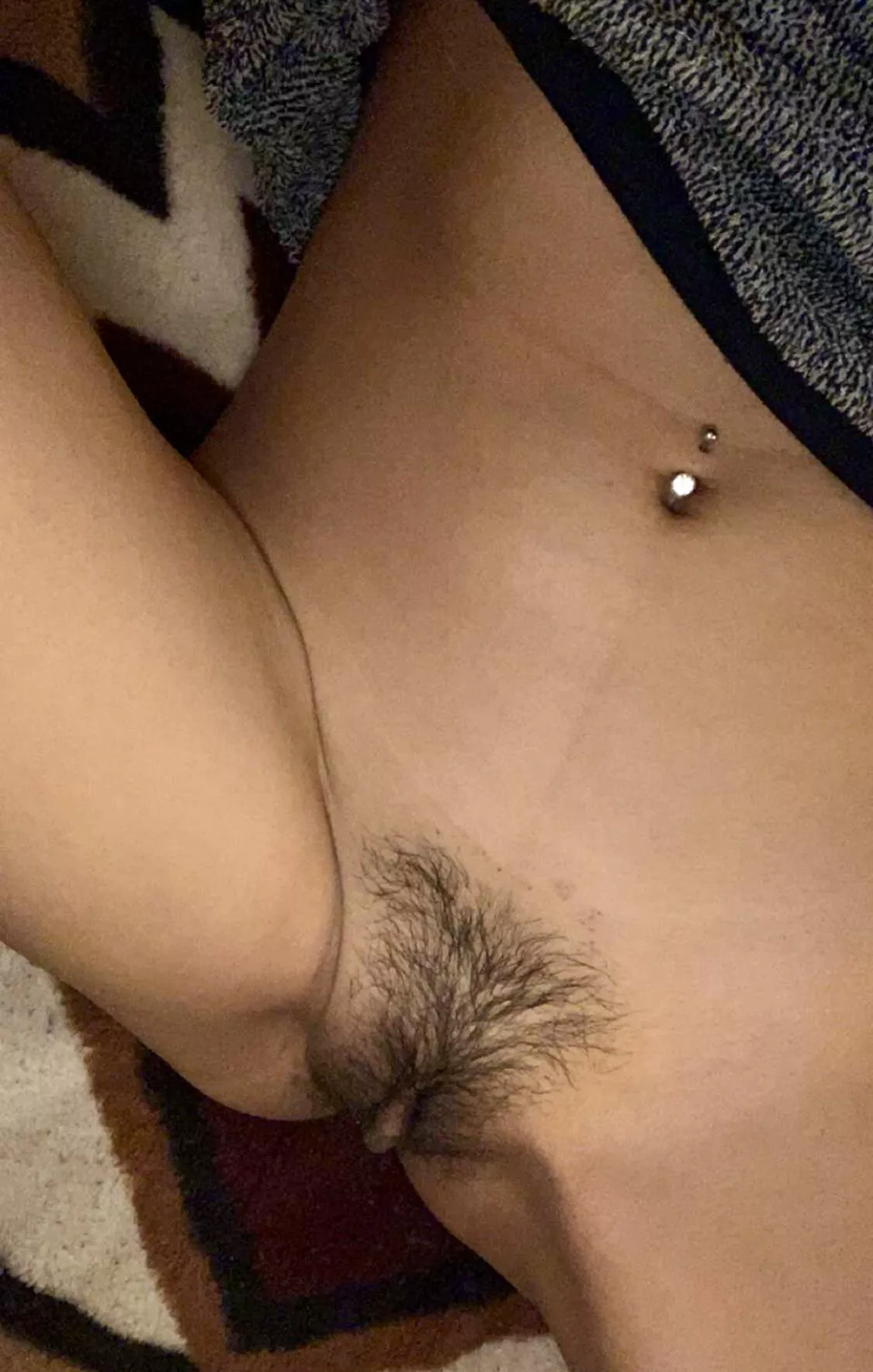 Enjoy my hairy pussy 😘