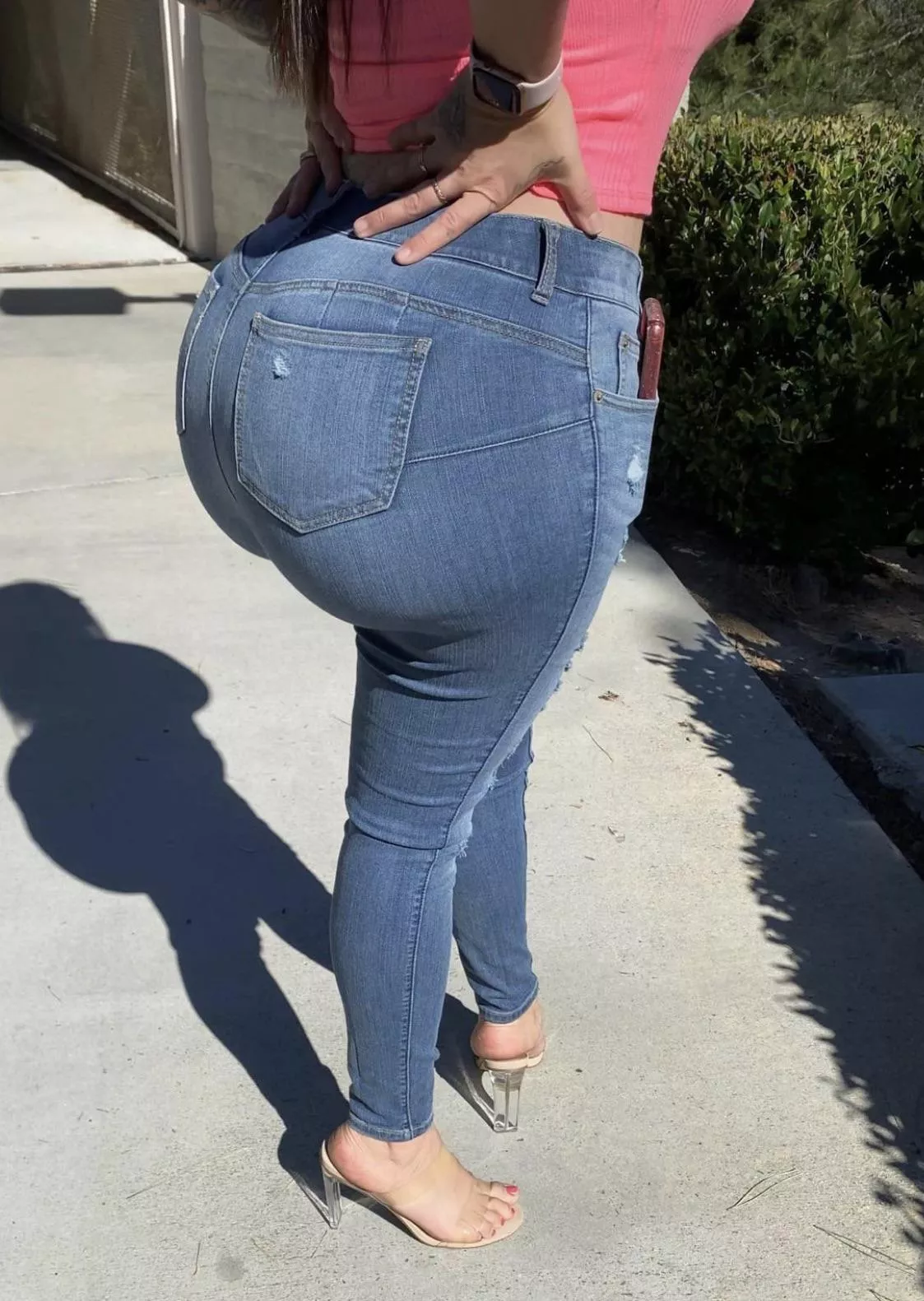 Even her shadow got a fat ass