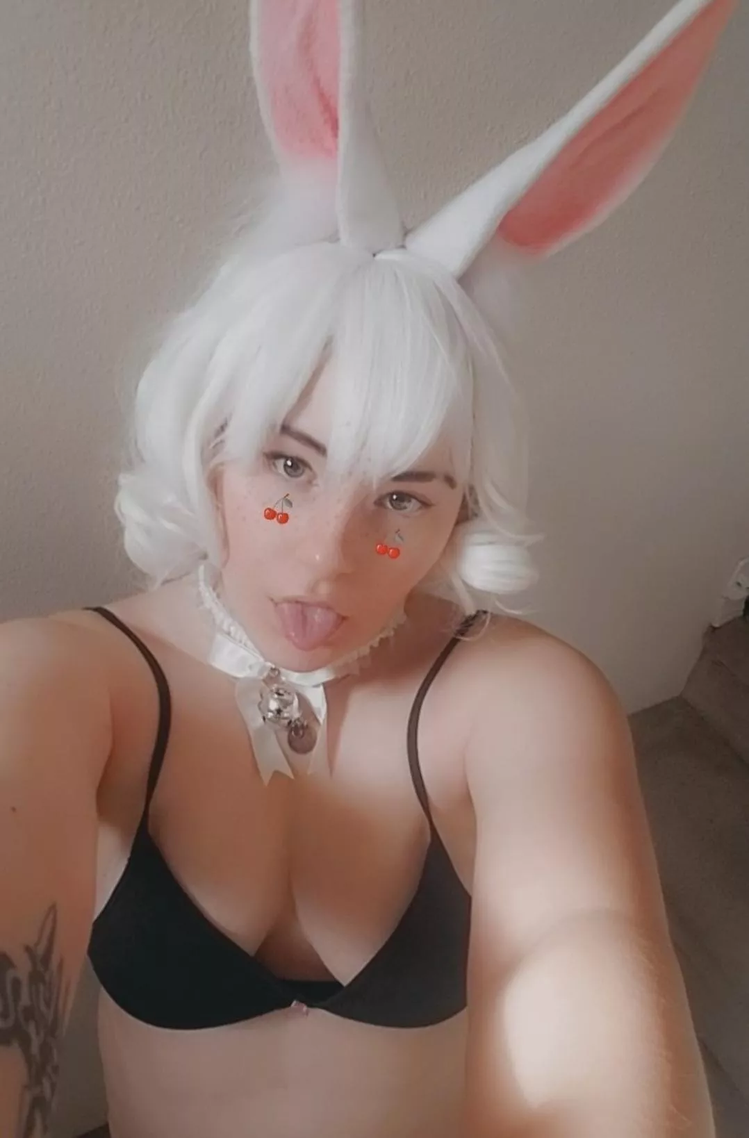 (F 19) bunny girl ðŸ°ðŸ¤ðŸ–¤