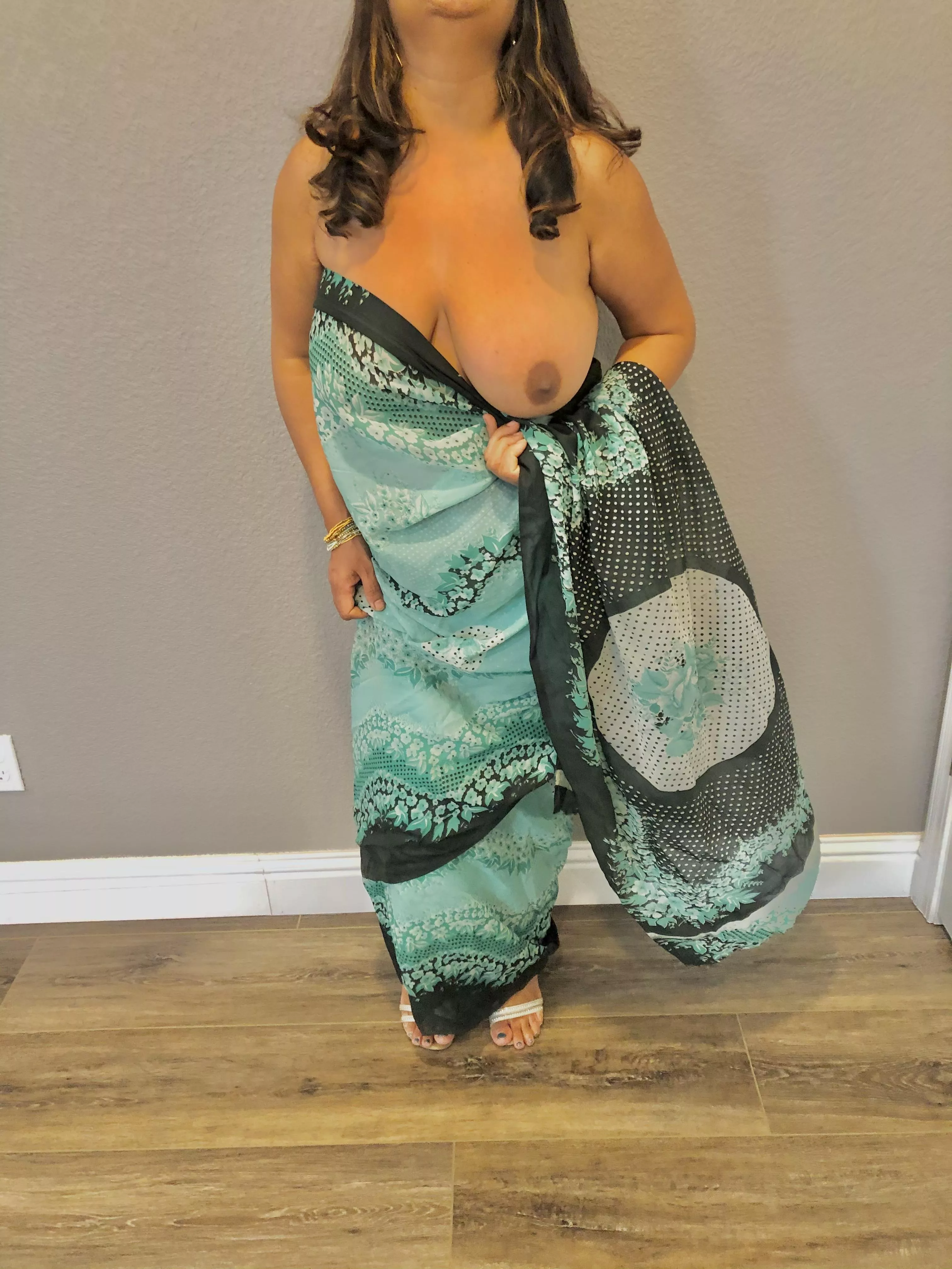 [F] [37] Saree is the best garment ever made and a Punjabi MILF stripping in saree is even better ...