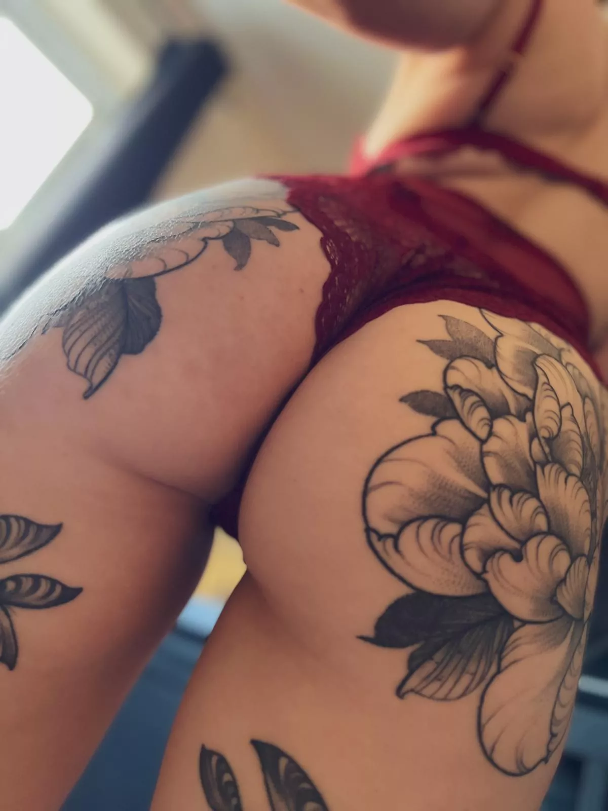 [f] A peachy tattooed booty, you like?