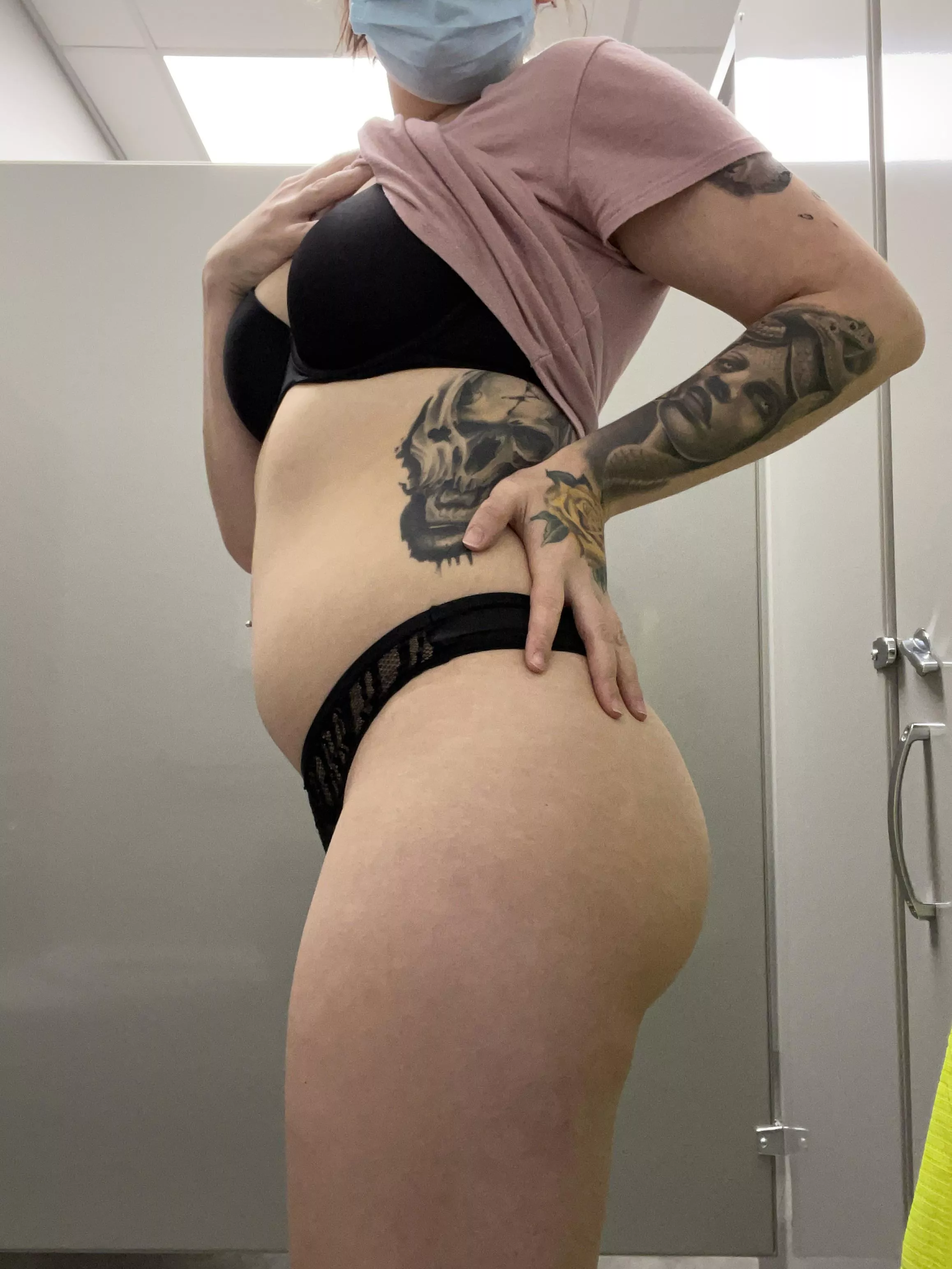 [f] meet me in the bathroom to eat me out