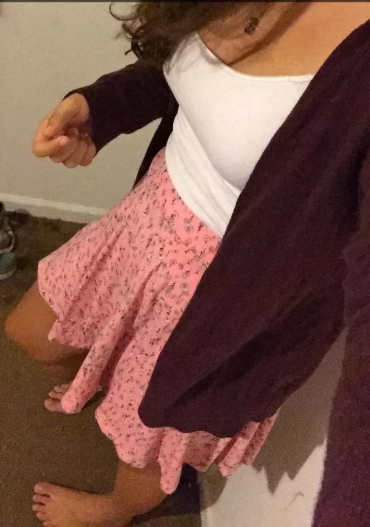 [F] What do you think of my outfit for tonight?