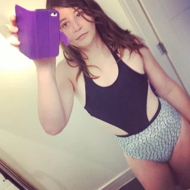 [F] Would I look cute at the pool?