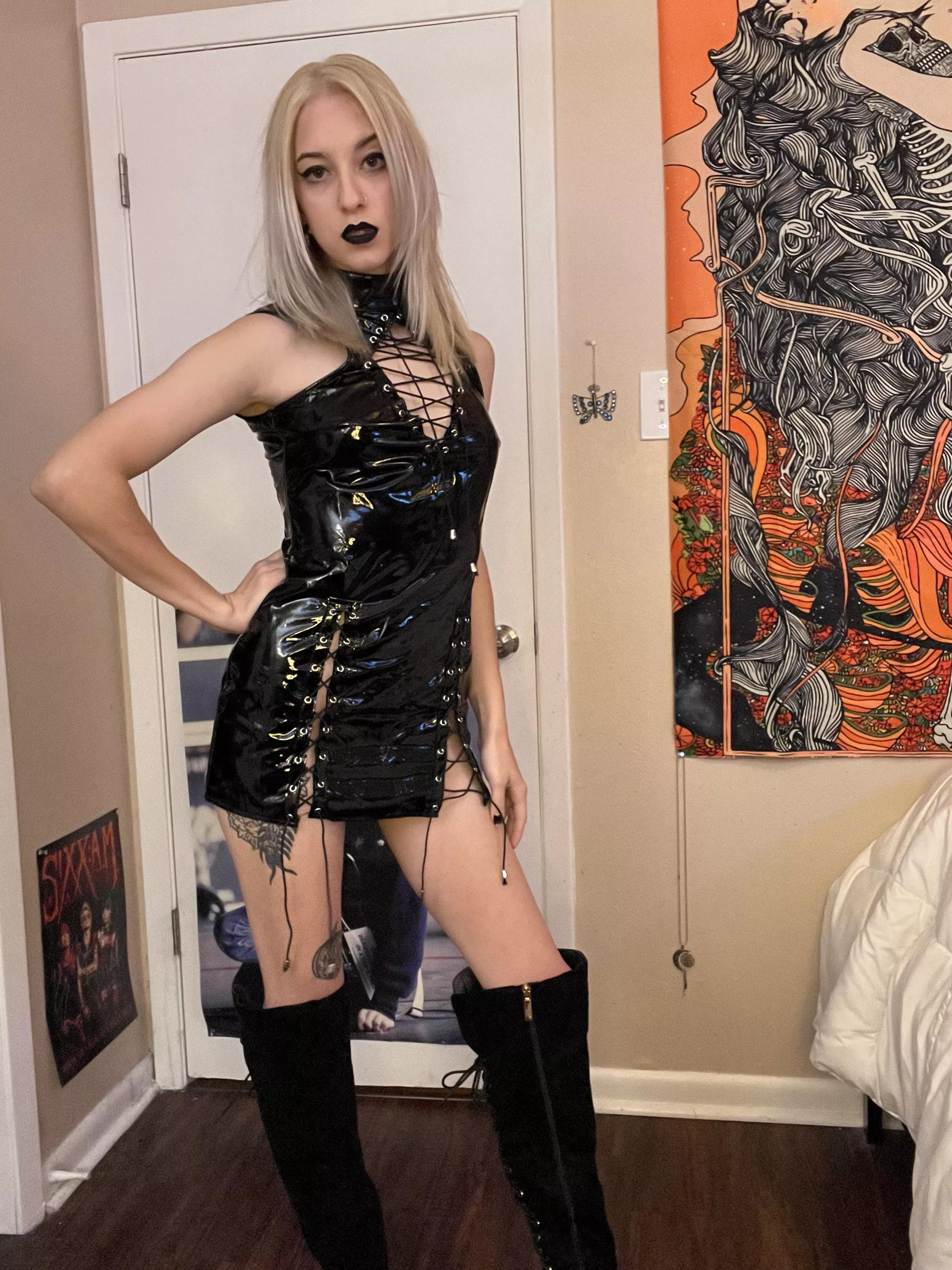 Falling in love with latex fetish clothing 🖤🥰